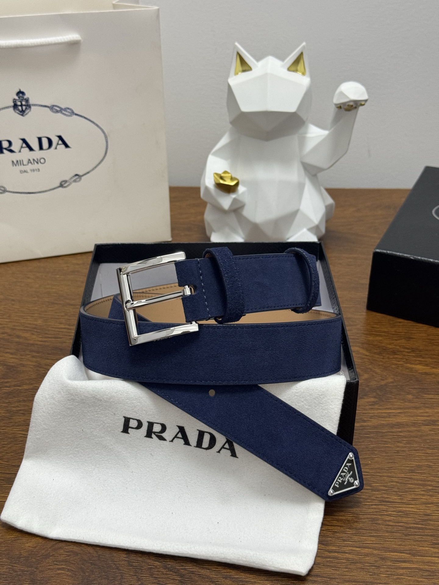PRADA 3.5cm 颜色：蓝色绒面皮革腰带风格简约之作末端醒目装饰涂珐琅三角形金属徽标 每个细节都体