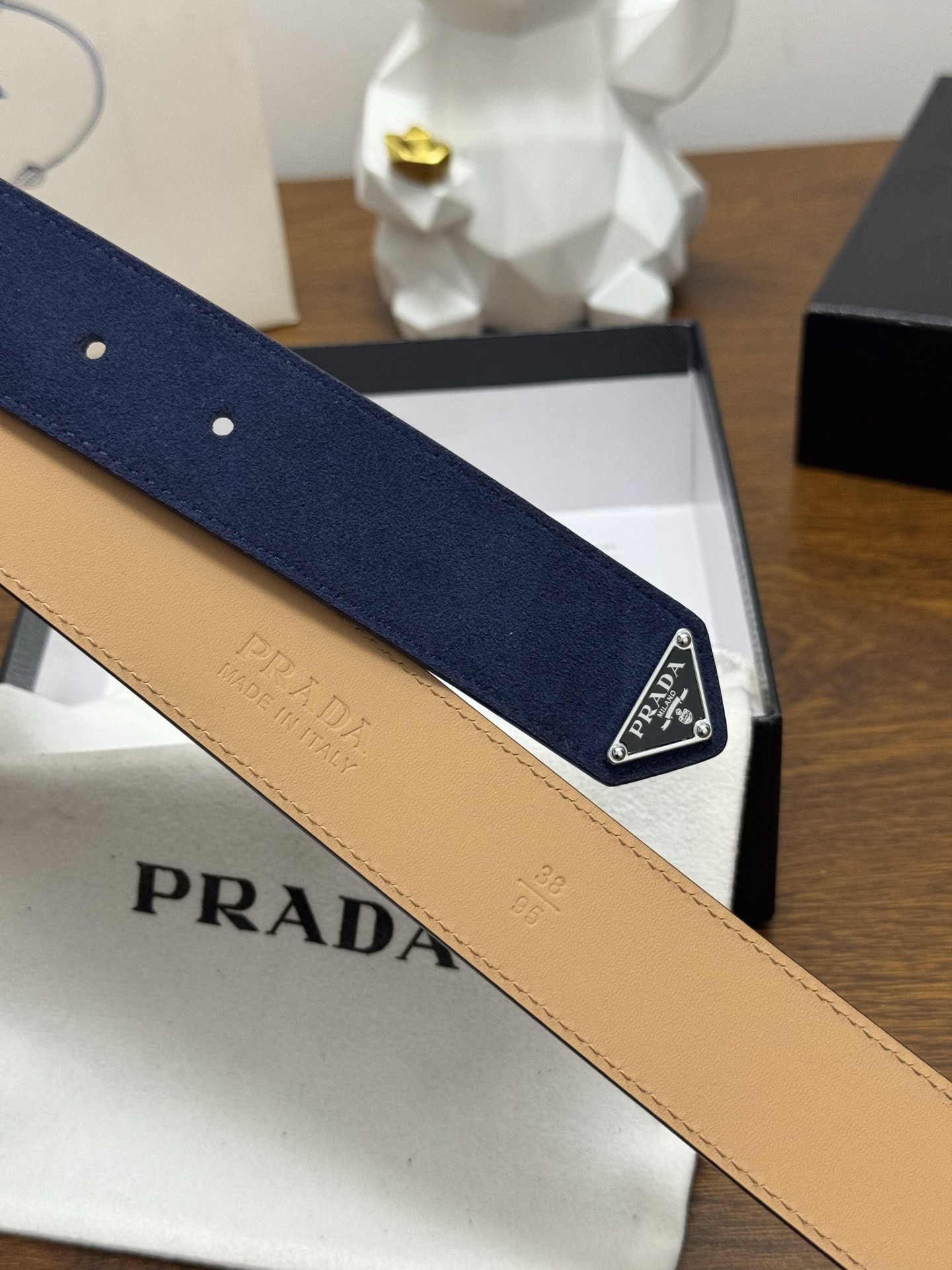 PRADA 3.5cm 颜色：蓝色绒面皮革腰带风格简约之作末端醒目装饰涂珐琅三角形金属徽标 每个细节都体