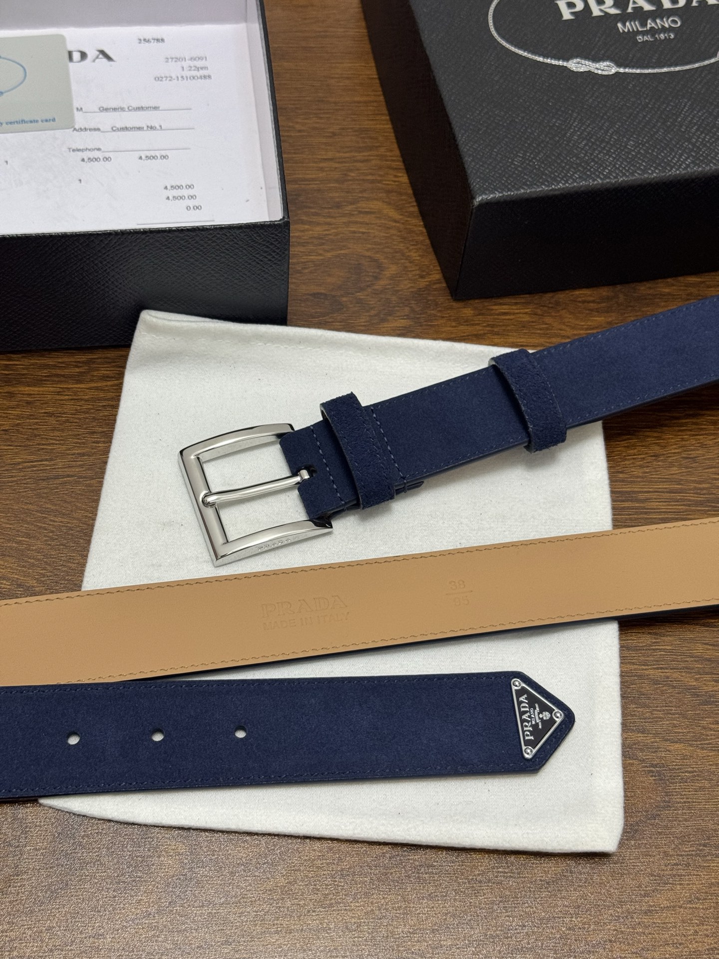 PRADA 3.5cm 颜色：蓝色绒面皮革腰带风格简约之作末端醒目装饰涂珐琅三角形金属徽标 每个细节都体