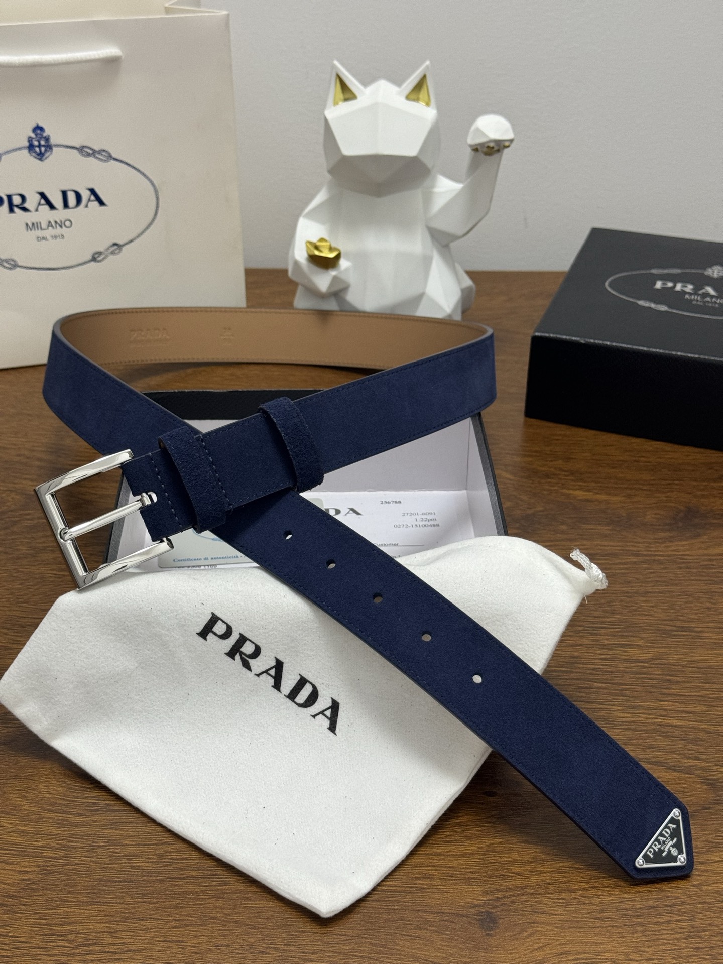 PRADA 3.5cm 颜色：蓝色绒面皮革腰带风格简约之作末端醒目装饰涂珐琅三角形金属徽标 每个细节都体