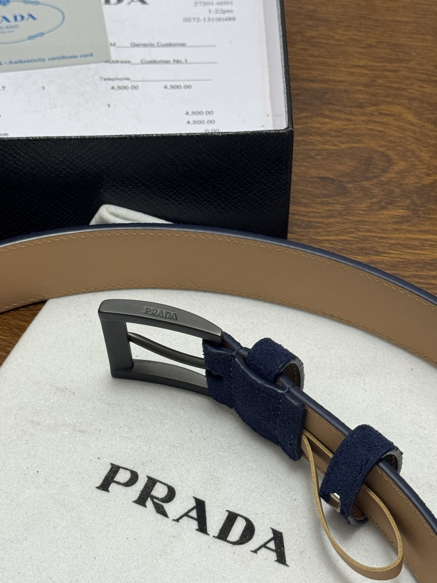 PRADA 3.5cm 颜色：蓝色绒面皮革腰带风格简约之作末端醒目装饰涂珐琅三角形金属徽标 每个细节都体