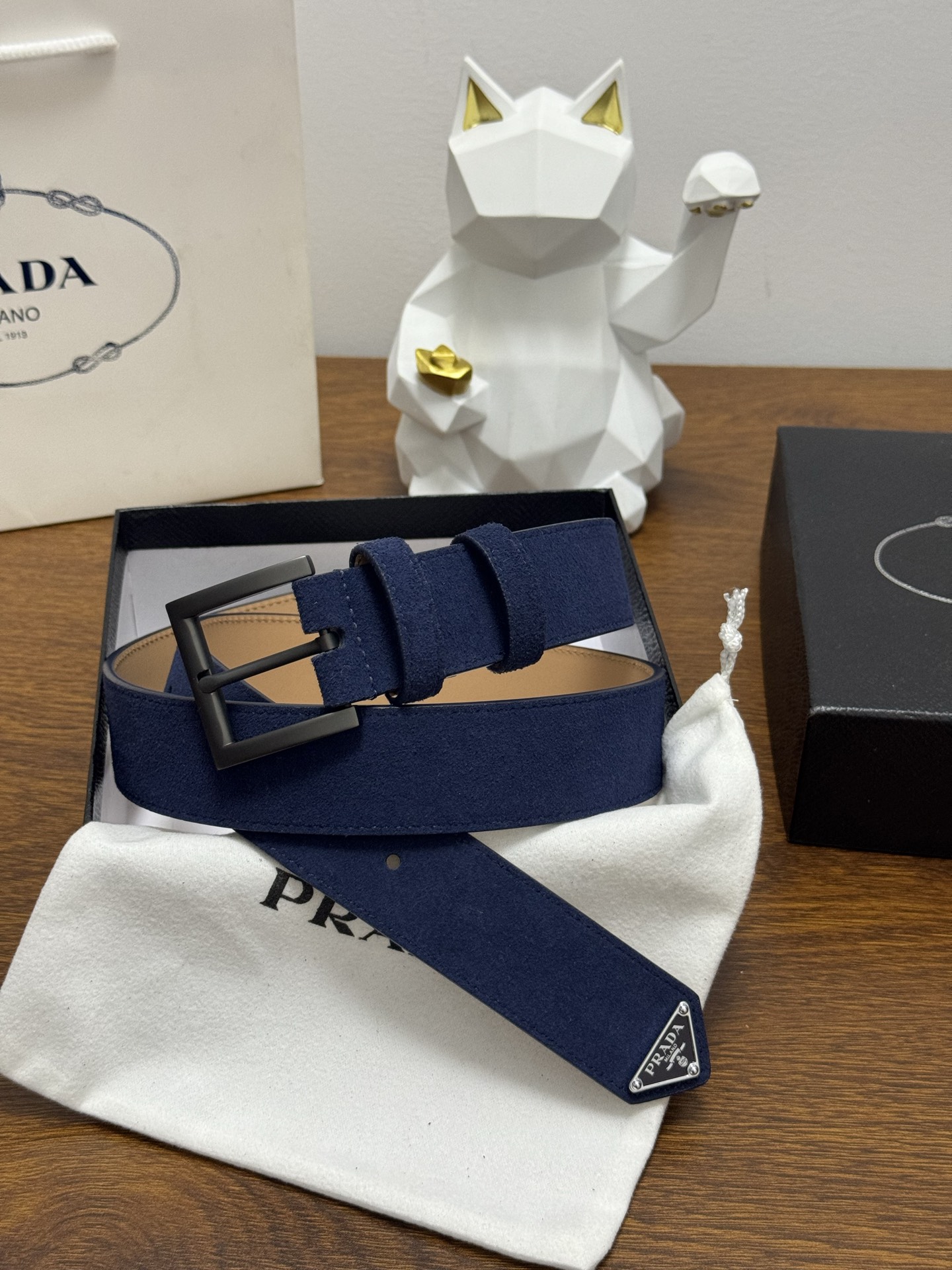 PRADA 3.5cm 颜色：蓝色绒面皮革腰带风格简约之作末端醒目装饰涂珐琅三角形金属徽标 每个细节都体