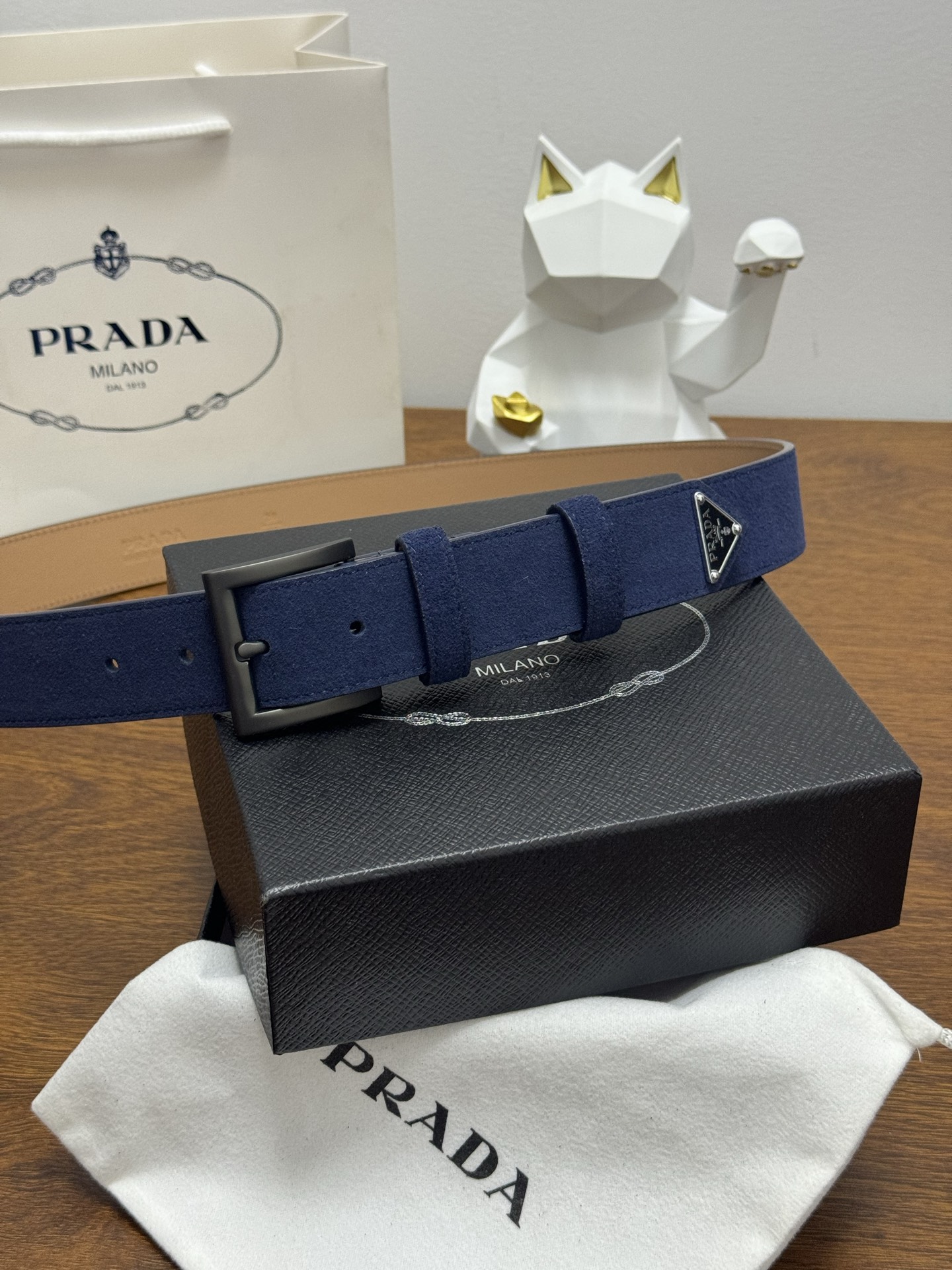 PRADA 3.5cm 颜色：蓝色绒面皮革腰带风格简约之作末端醒目装饰涂珐琅三角形金属徽标 每个细节都体