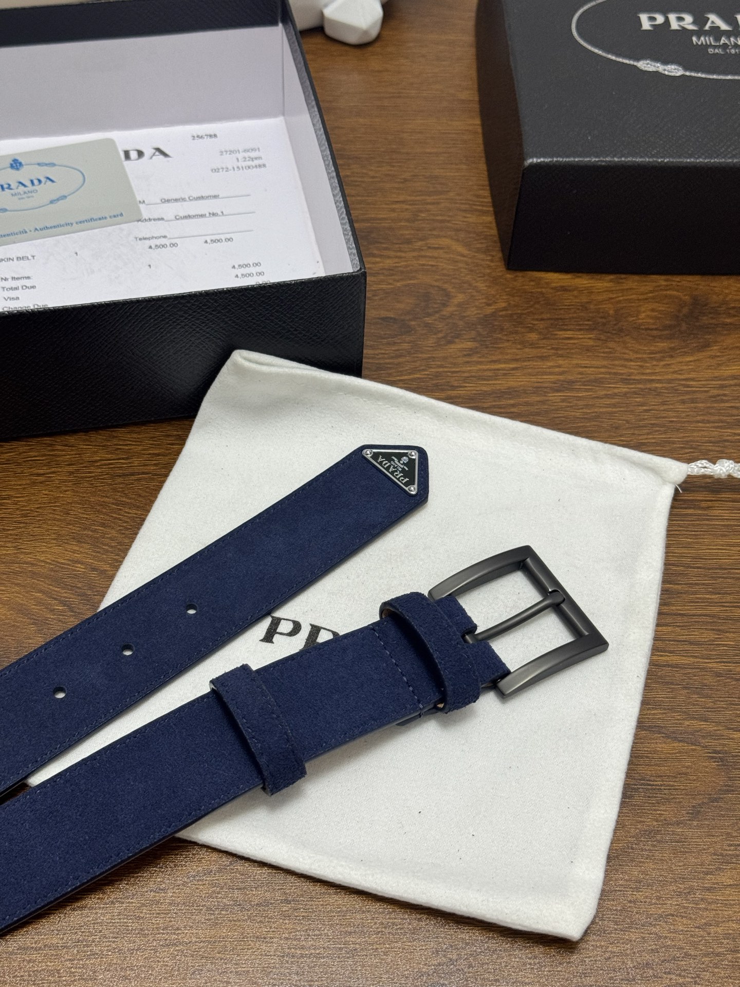 PRADA 3.5cm 颜色：蓝色绒面皮革腰带风格简约之作末端醒目装饰涂珐琅三角形金属徽标 每个细节都体