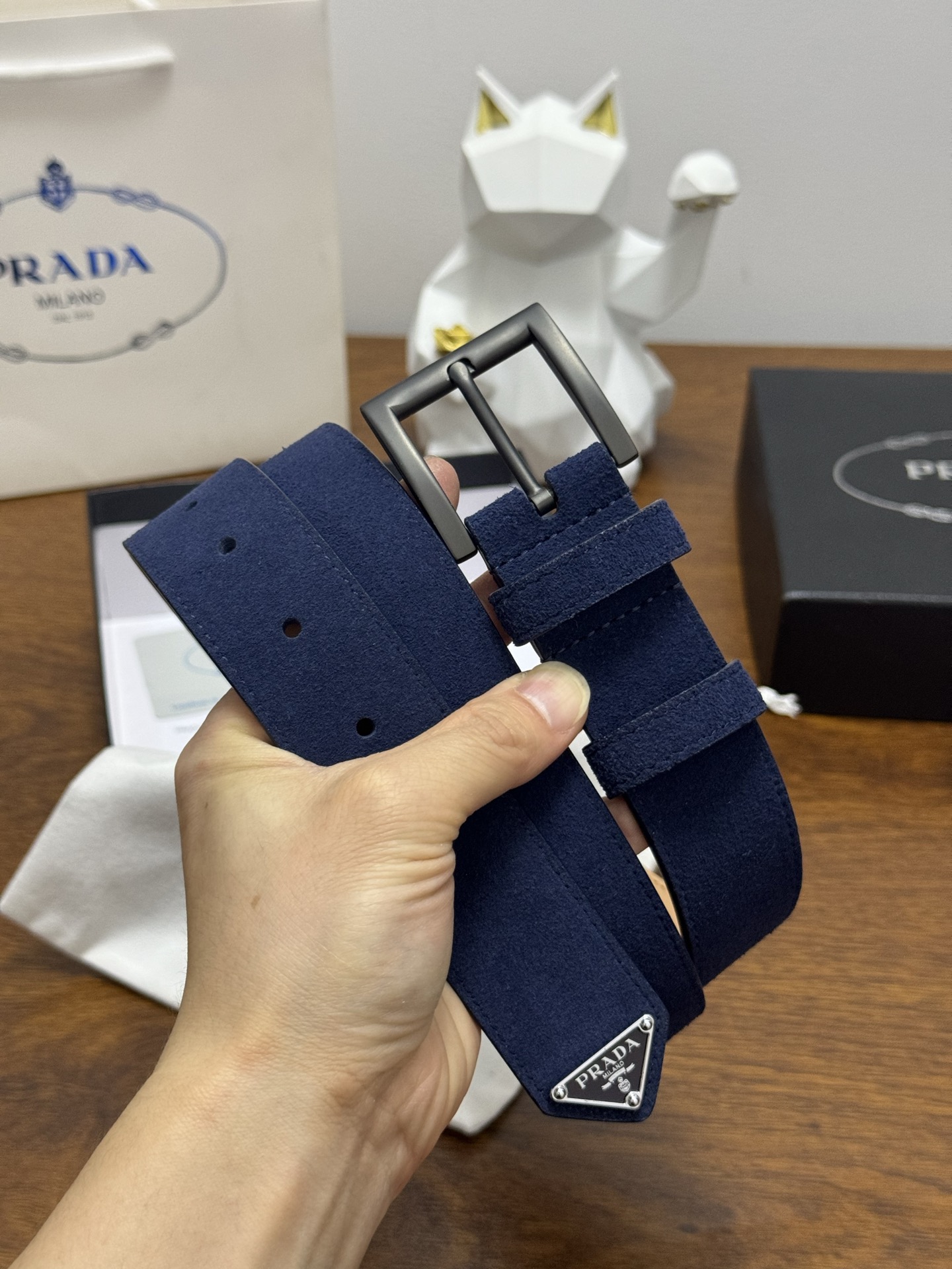 PRADA 3.5cm 颜色：蓝色绒面皮革腰带风格简约之作末端醒目装饰涂珐琅三角形金属徽标 每个细节都体