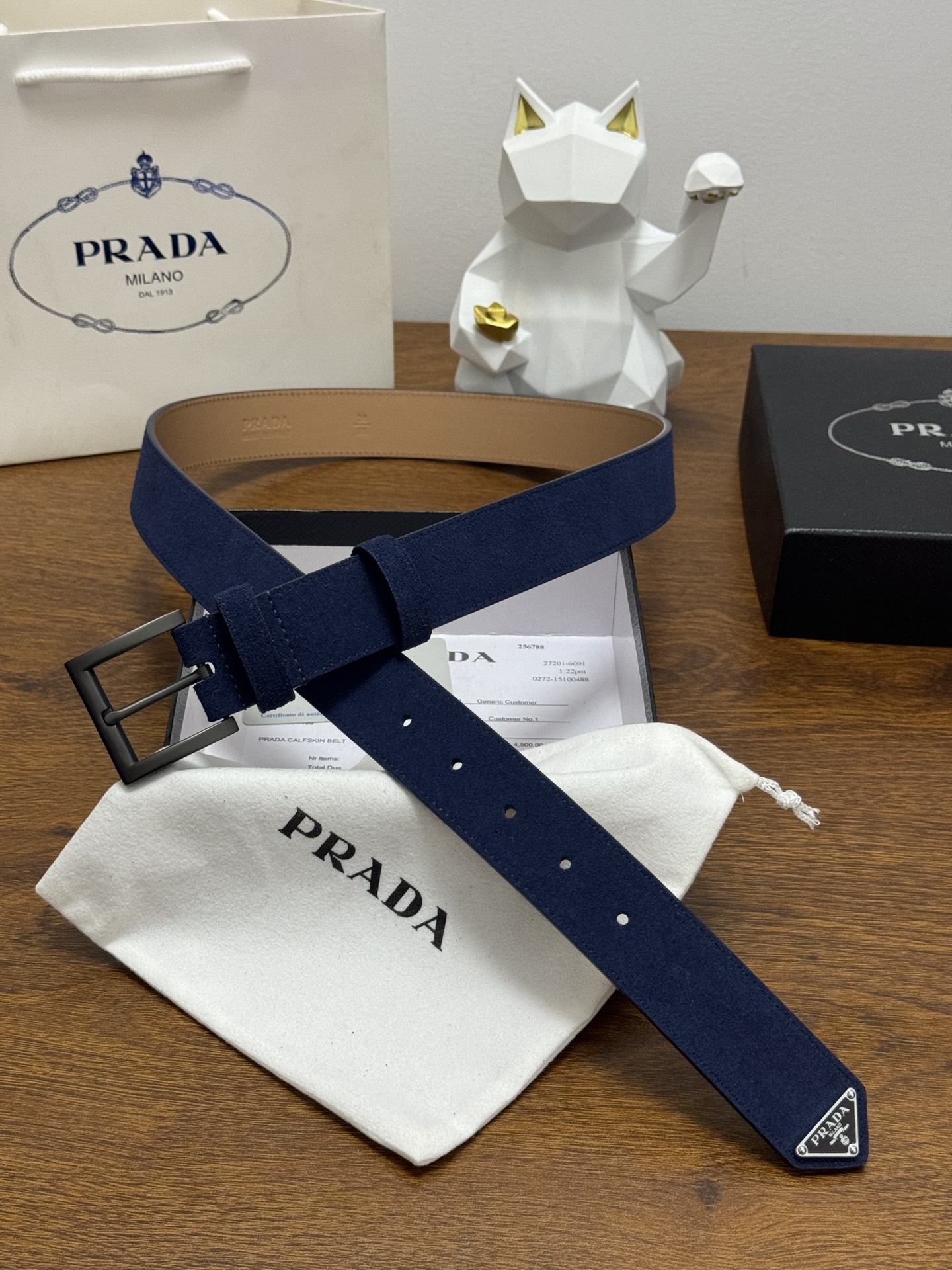 PRADA 3.5cm 颜色：蓝色绒面皮革腰带风格简约之作末端醒目装饰涂珐琅三角形金属徽标 每个细节都体