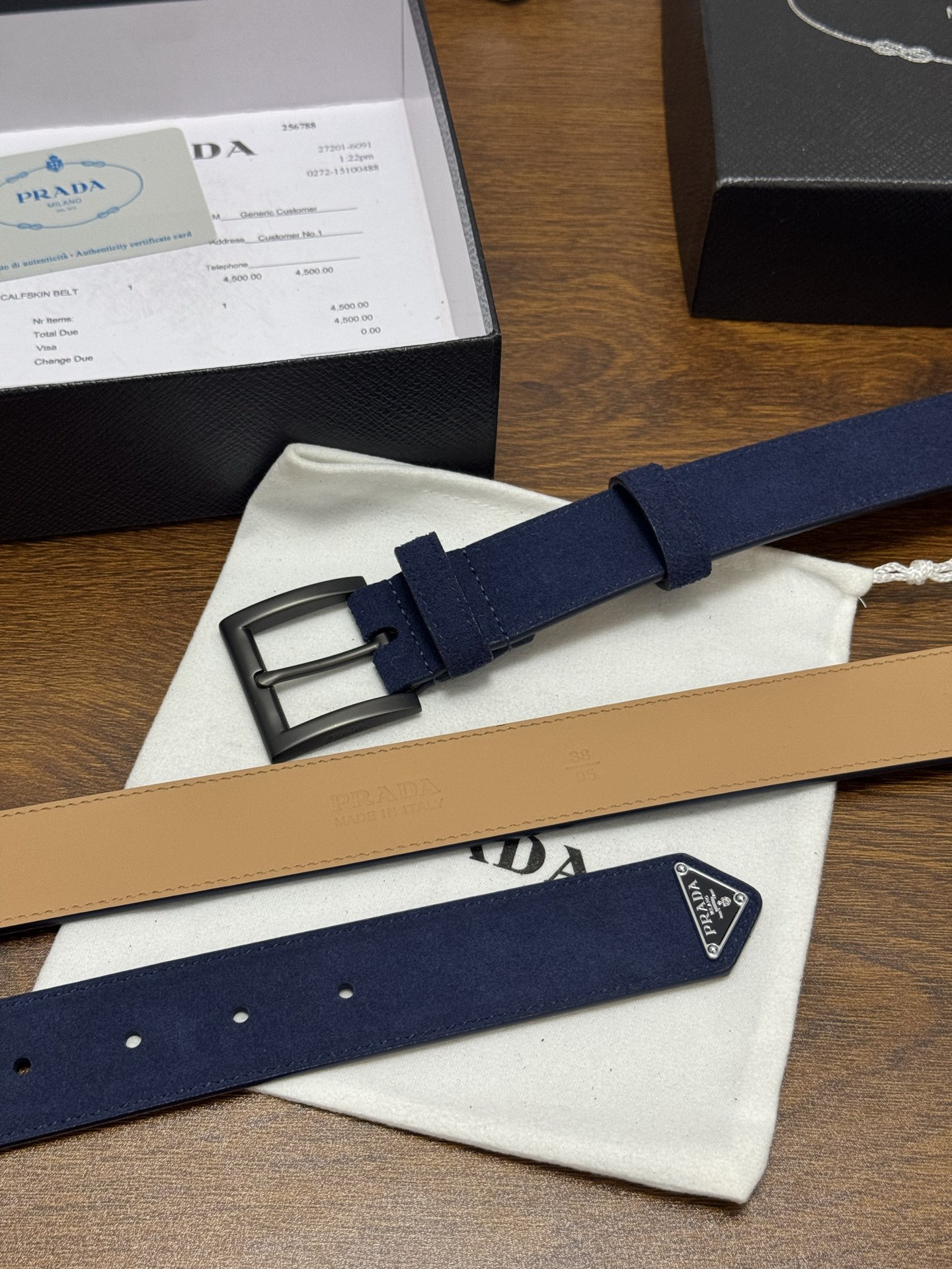 PRADA 3.5cm 颜色：蓝色绒面皮革腰带风格简约之作末端醒目装饰涂珐琅三角形金属徽标 每个细节都体