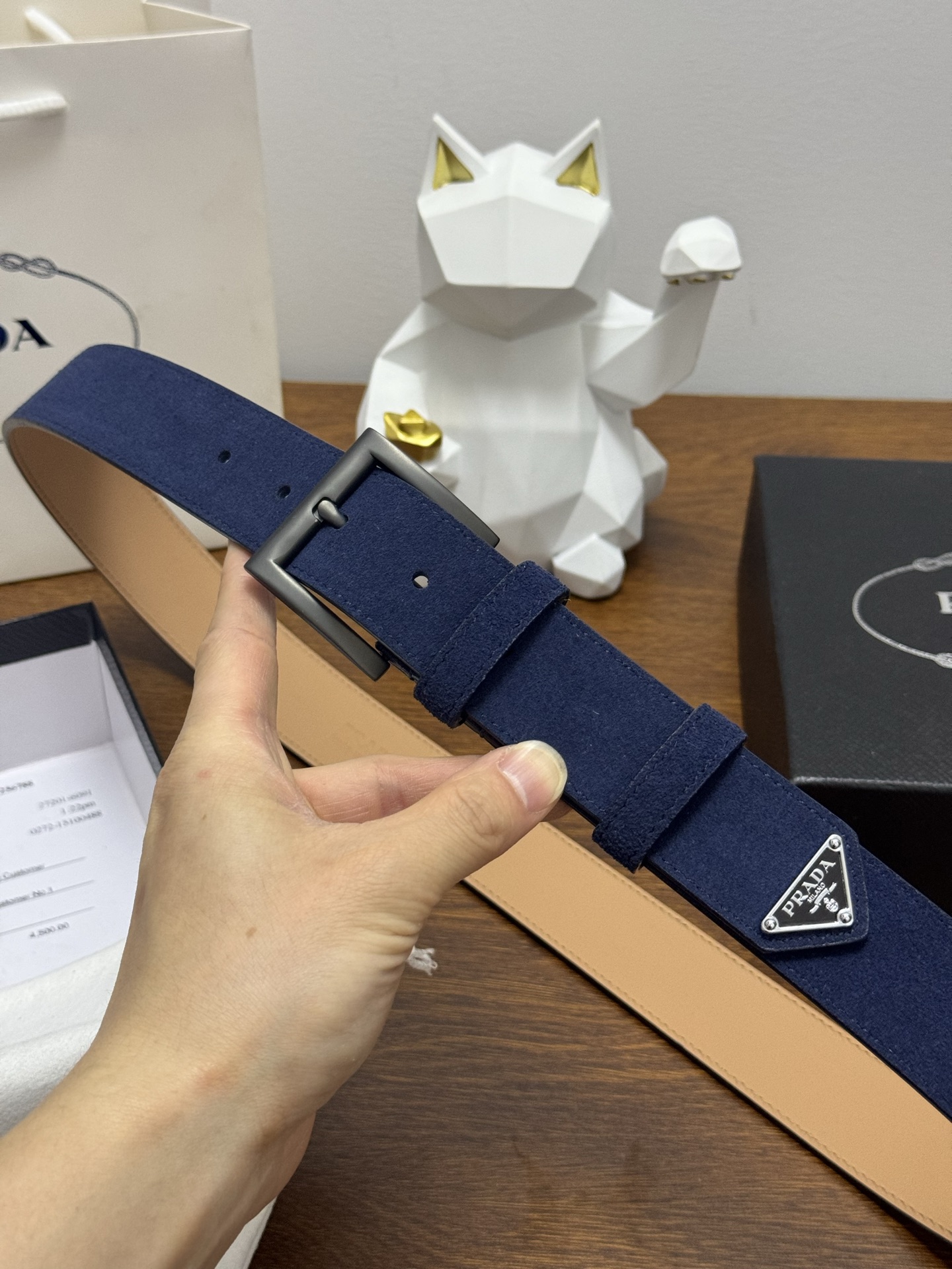 PRADA 3.5cm 颜色：蓝色绒面皮革腰带风格简约之作末端醒目装饰涂珐琅三角形金属徽标 每个细节都体