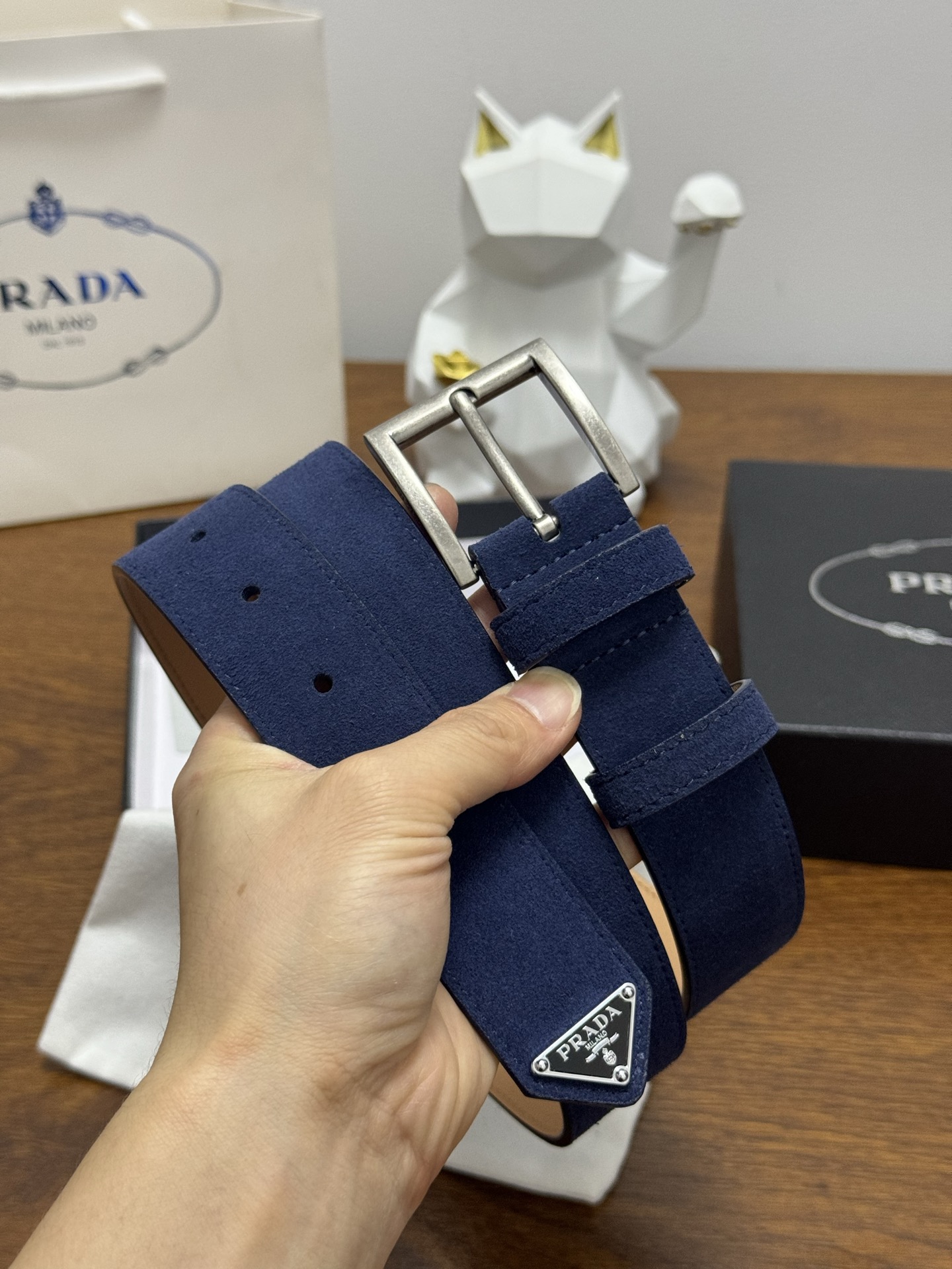 PRADA 3.5cm 颜色：蓝色绒面皮革腰带风格简约之作末端醒目装饰涂珐琅三角形金属徽标 每个细节都体
