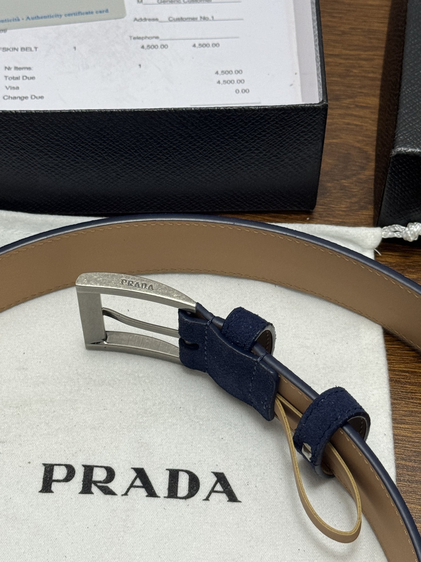 PRADA 3.5cm 颜色：蓝色绒面皮革腰带风格简约之作末端醒目装饰涂珐琅三角形金属徽标 每个细节都体