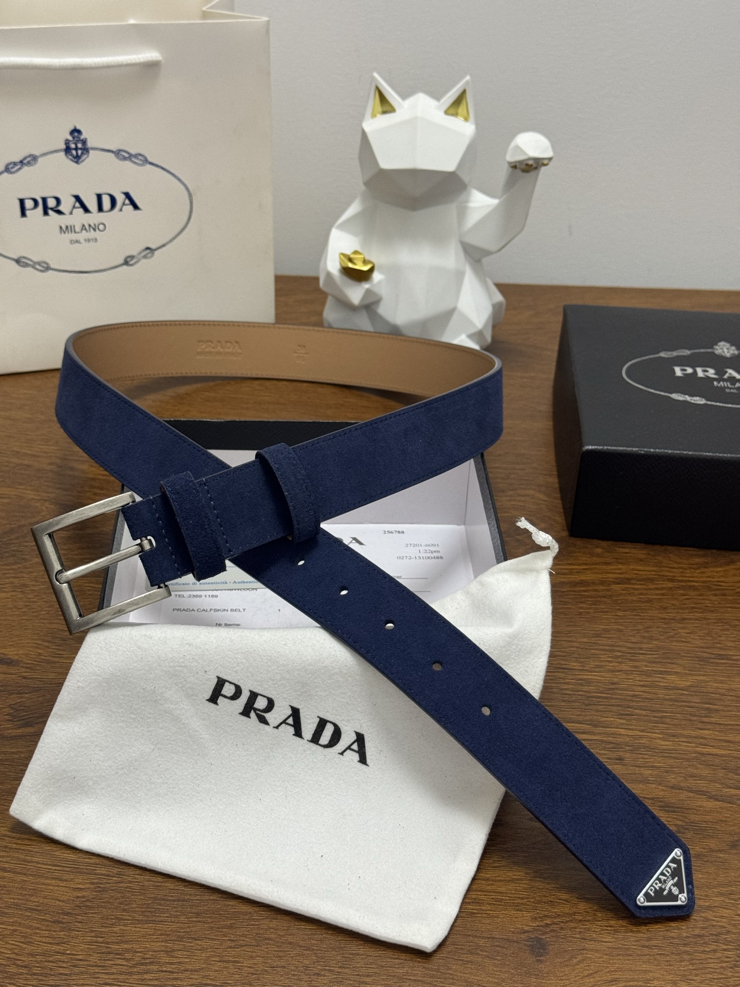 PRADA 3.5cm 颜色：蓝色绒面皮革腰带风格简约之作末端醒目装饰涂珐琅三角形金属徽标 每个细节都体