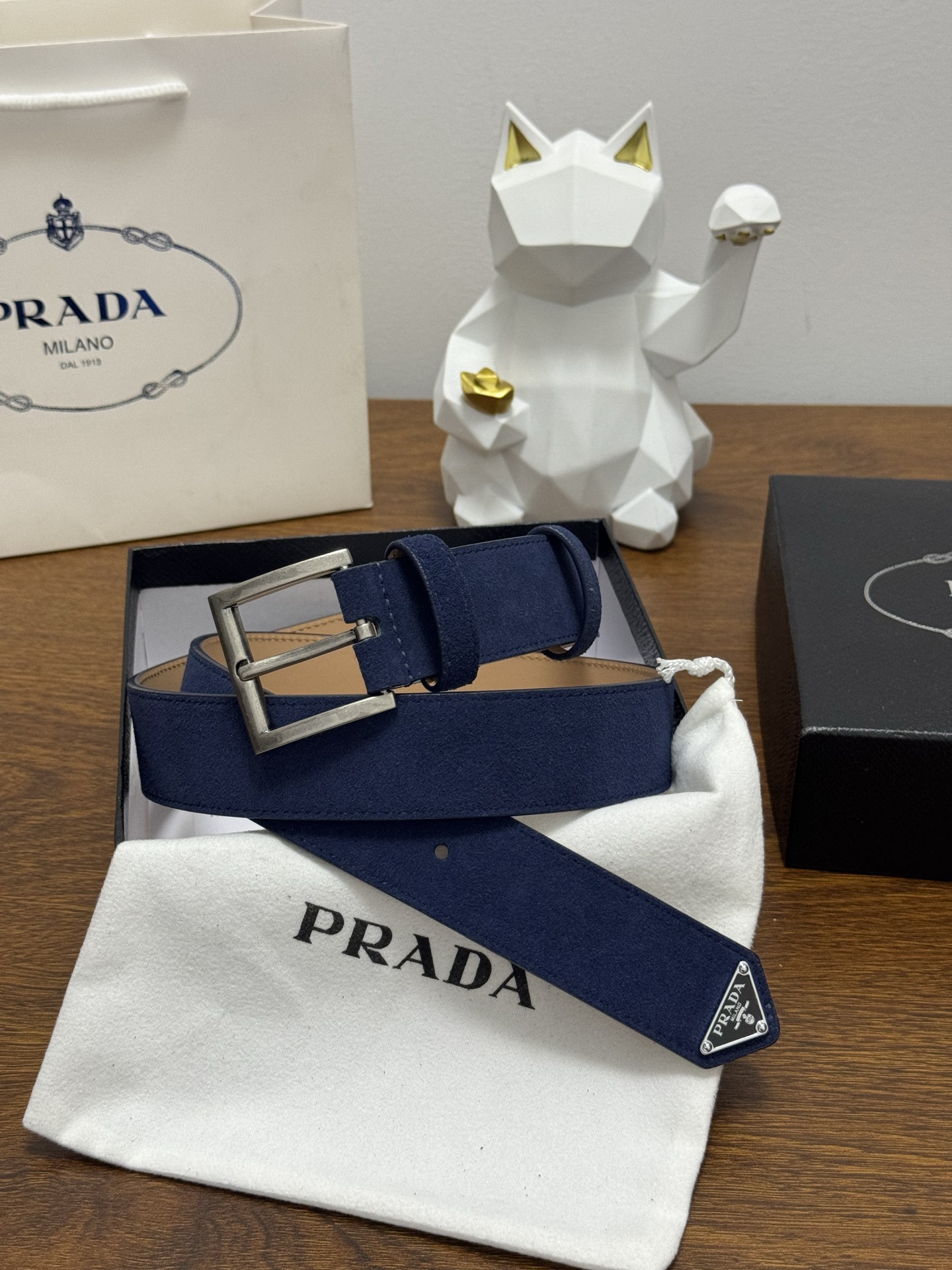 PRADA 3.5cm 颜色：蓝色绒面皮革腰带风格简约之作末端醒目装饰涂珐琅三角形金属徽标 每个细节都体
