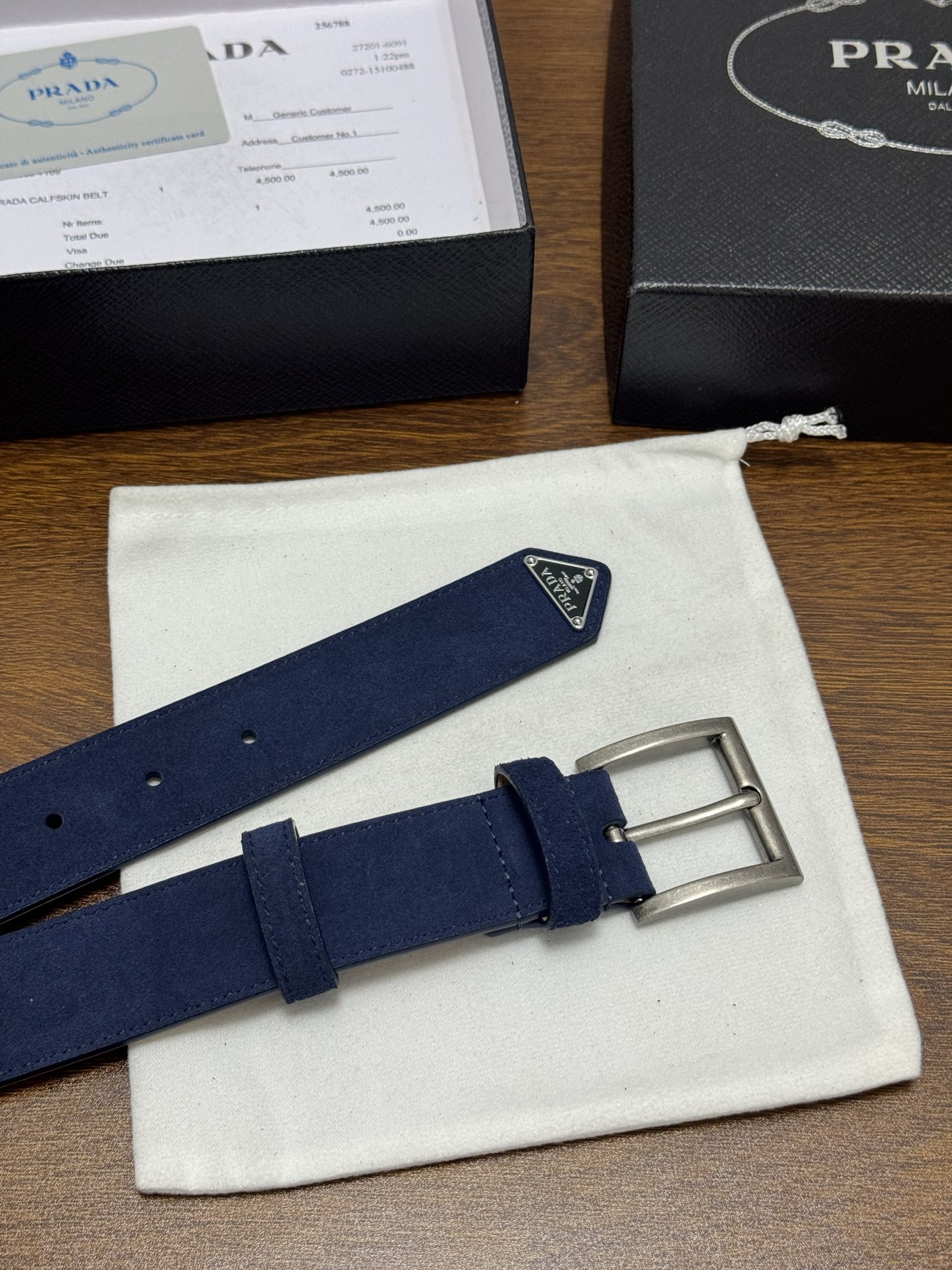 PRADA 3.5cm 颜色：蓝色绒面皮革腰带风格简约之作末端醒目装饰涂珐琅三角形金属徽标 每个细节都体