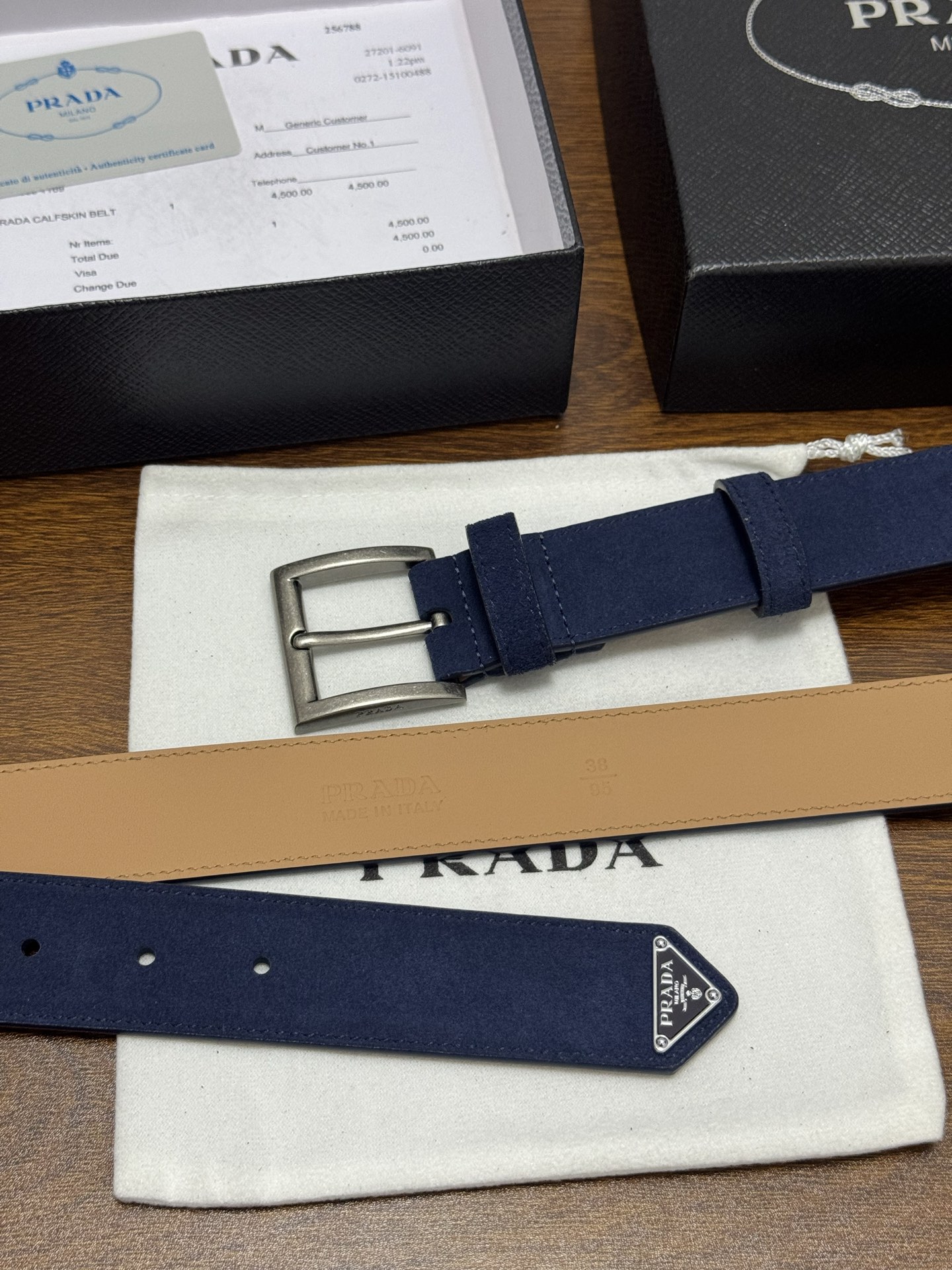 PRADA 3.5cm 颜色：蓝色绒面皮革腰带风格简约之作末端醒目装饰涂珐琅三角形金属徽标 每个细节都体