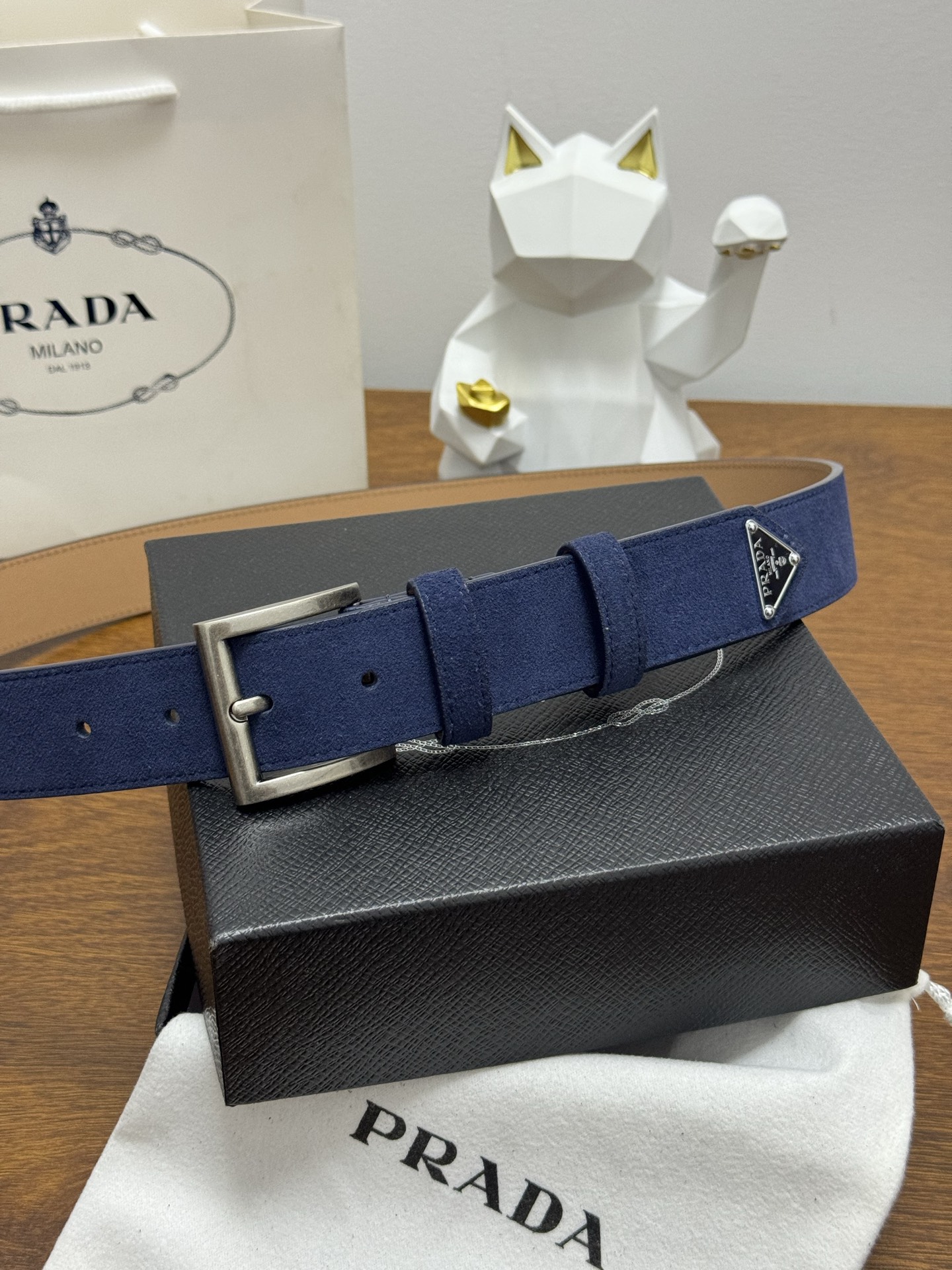 PRADA 3.5cm 颜色：蓝色绒面皮革腰带风格简约之作末端醒目装饰涂珐琅三角形金属徽标 每个细节都体