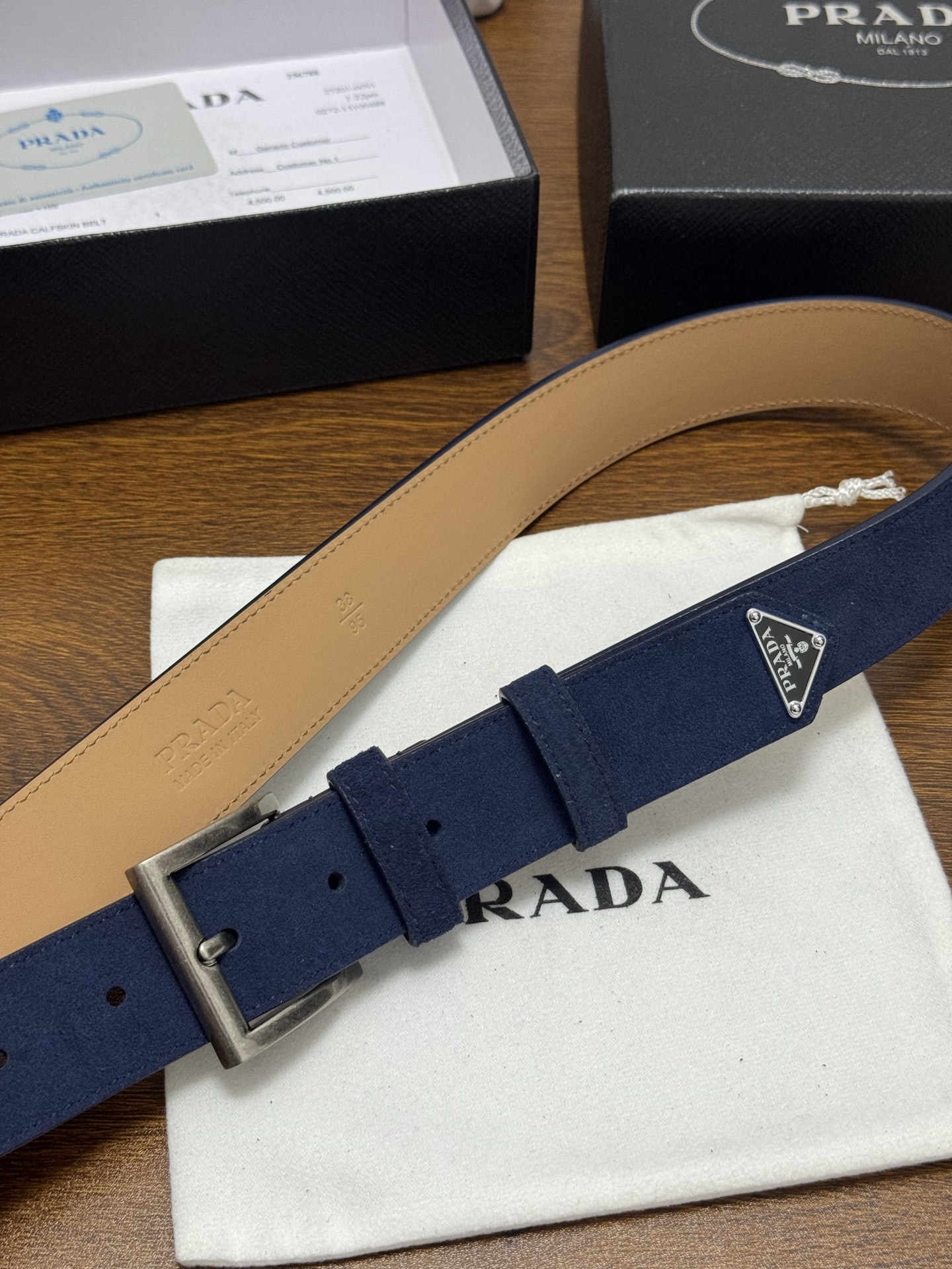 PRADA 3.5cm 颜色：蓝色绒面皮革腰带风格简约之作末端醒目装饰涂珐琅三角形金属徽标 每个细节都体