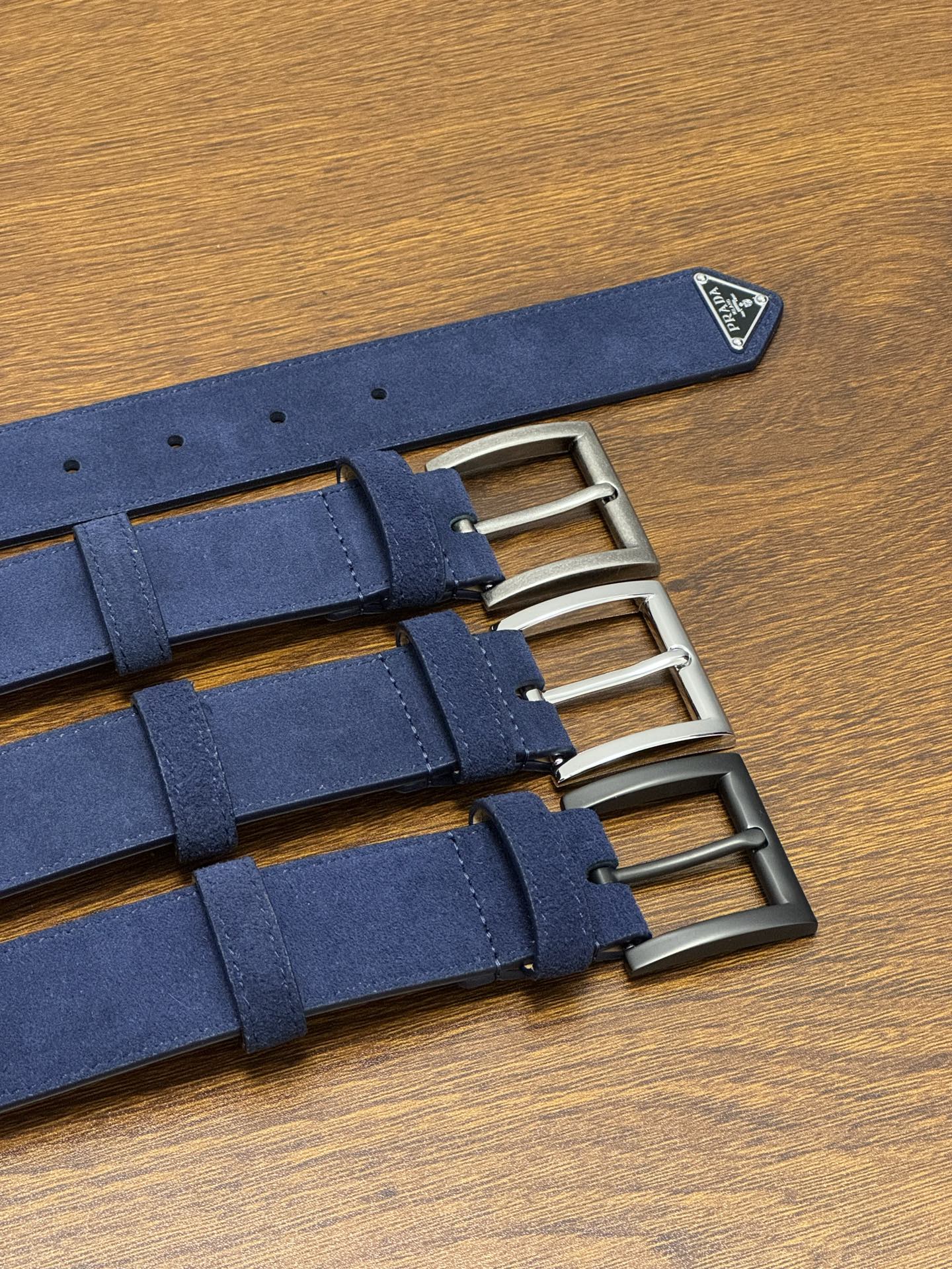 PRADA 3.5cm 颜色：蓝色绒面皮革腰带风格简约之作末端醒目装饰涂珐琅三角形金属徽标 每个细节都体