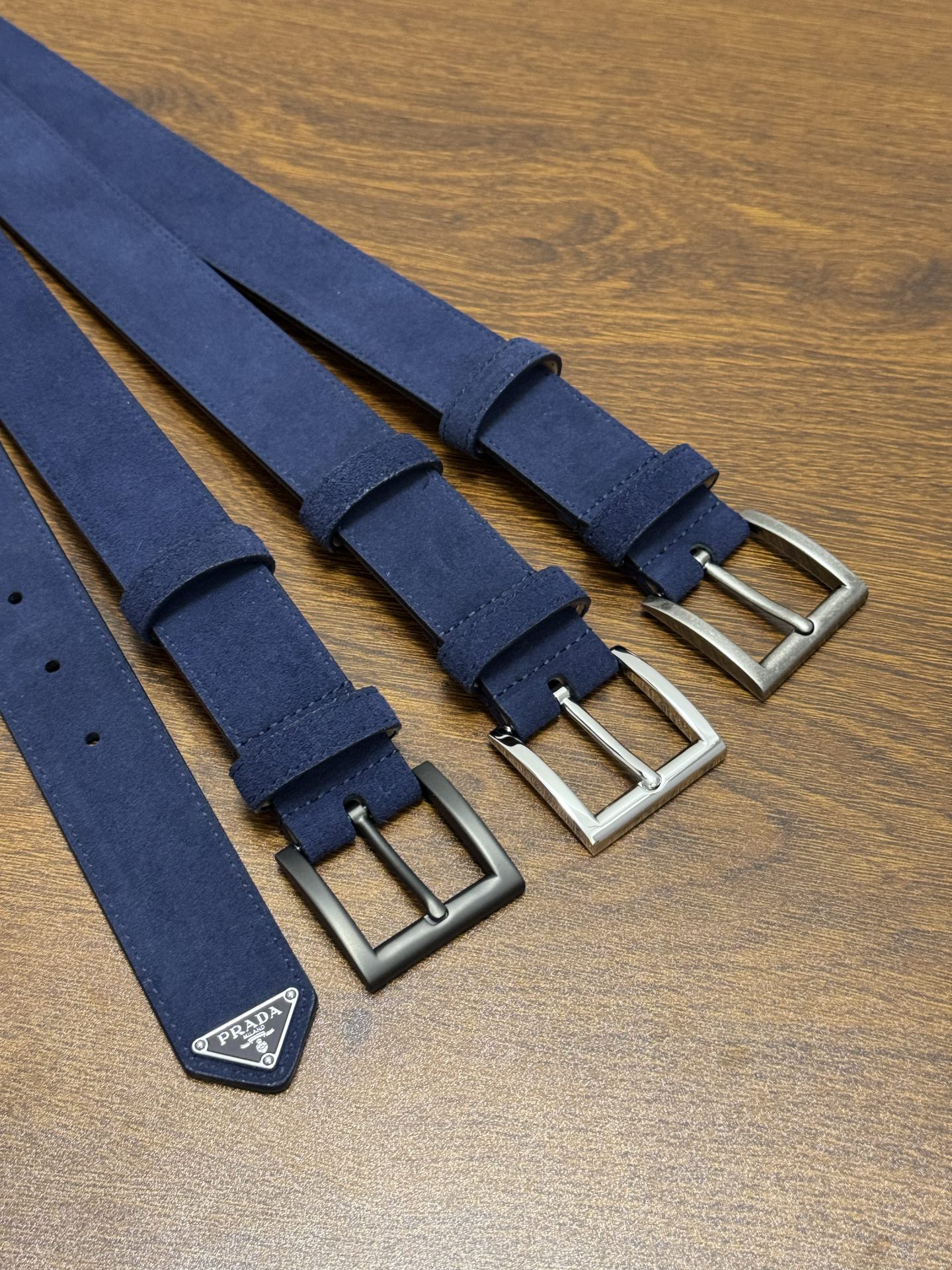 PRADA 3.5cm 颜色：蓝色绒面皮革腰带风格简约之作末端醒目装饰涂珐琅三角形金属徽标 每个细节都体