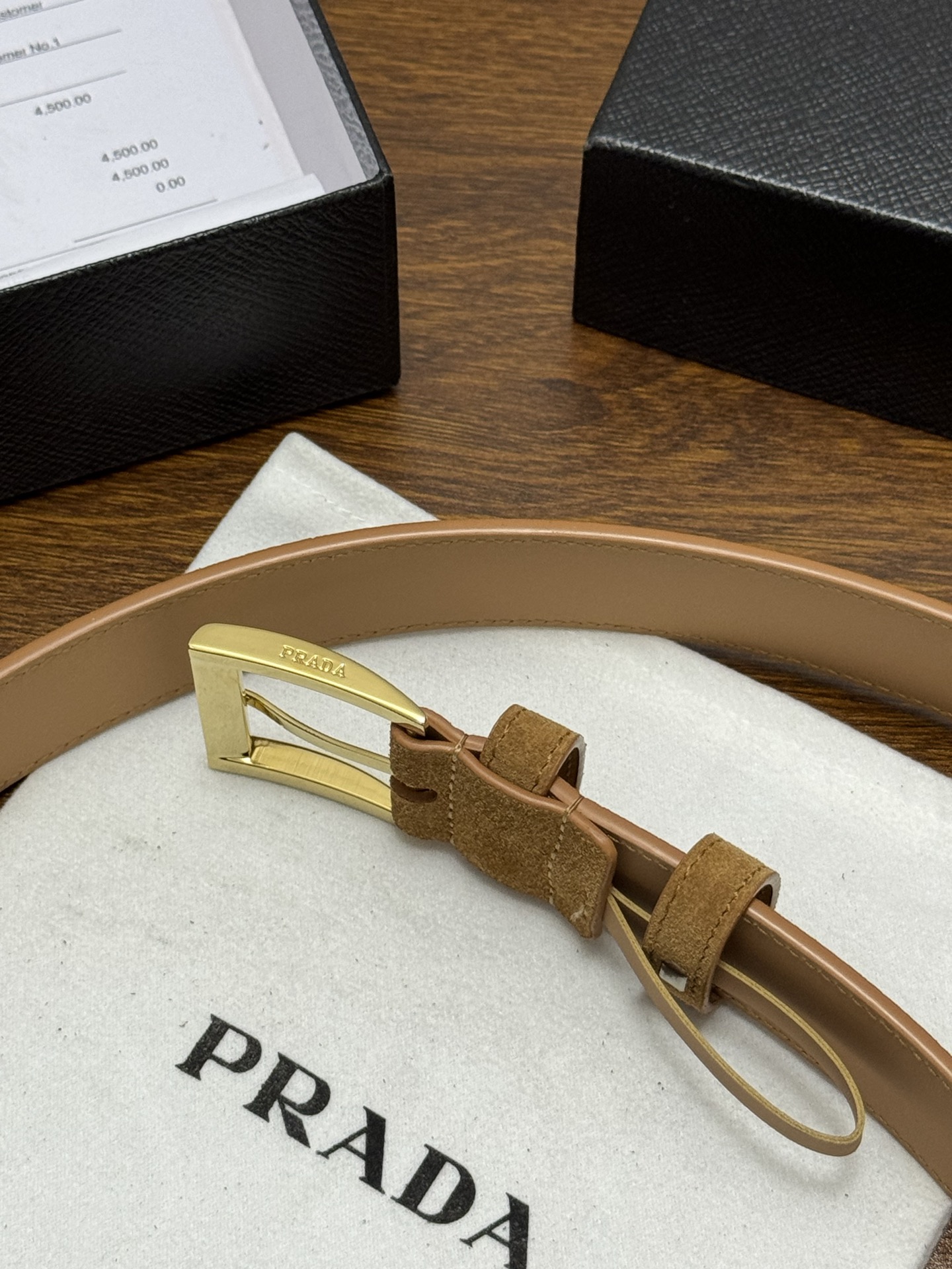 PRADA 3.5cm 颜色：土黄绒面皮革腰带风格简约之作末端醒目装饰涂珐琅三角形金属徽标 每个细节都体