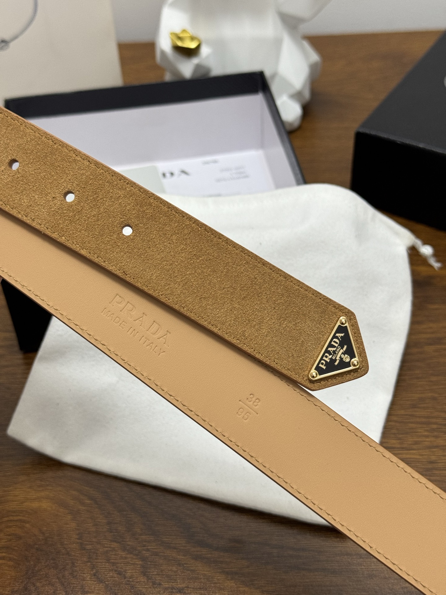 PRADA 3.5cm 颜色：土黄绒面皮革腰带风格简约之作末端醒目装饰涂珐琅三角形金属徽标 每个细节都体