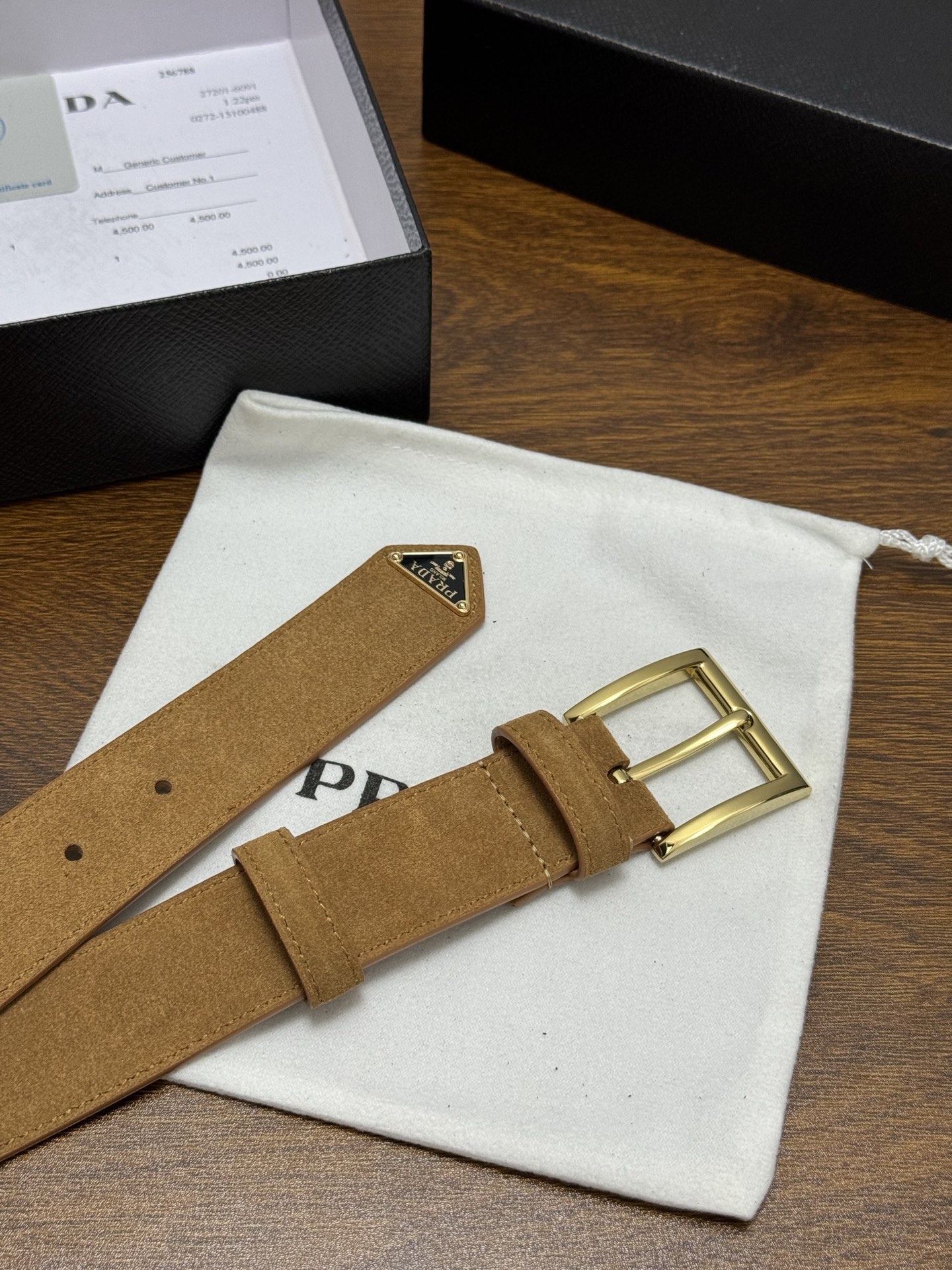 PRADA 3.5cm 颜色：土黄绒面皮革腰带风格简约之作末端醒目装饰涂珐琅三角形金属徽标 每个细节都体