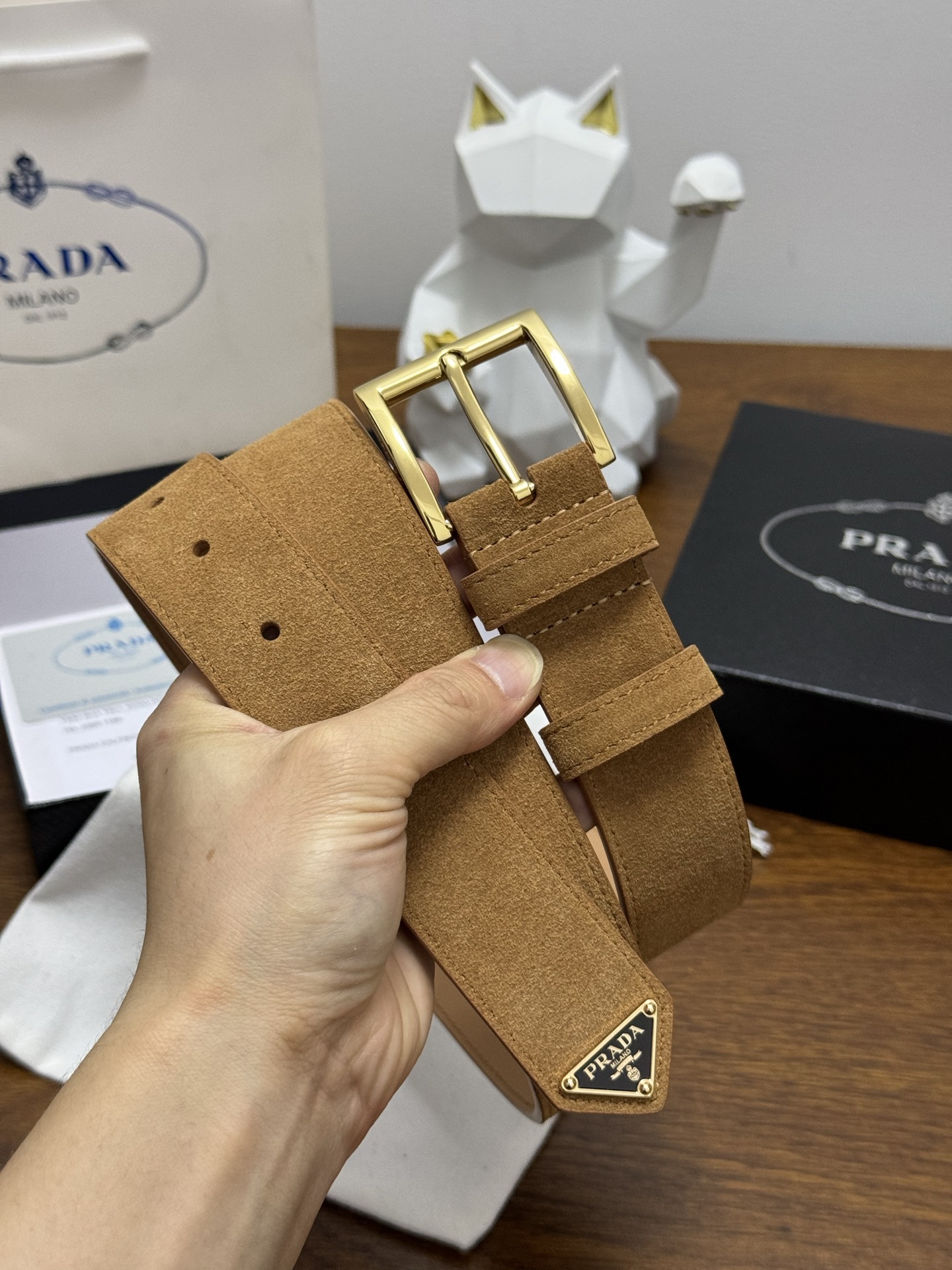 PRADA 3.5cm 颜色：土黄绒面皮革腰带风格简约之作末端醒目装饰涂珐琅三角形金属徽标 每个细节都体