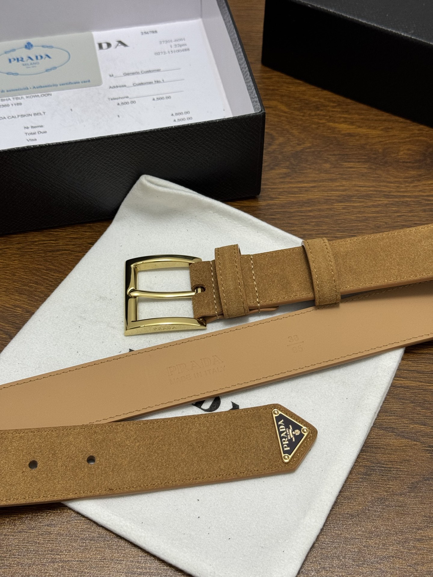 PRADA 3.5cm 颜色：土黄绒面皮革腰带风格简约之作末端醒目装饰涂珐琅三角形金属徽标 每个细节都体