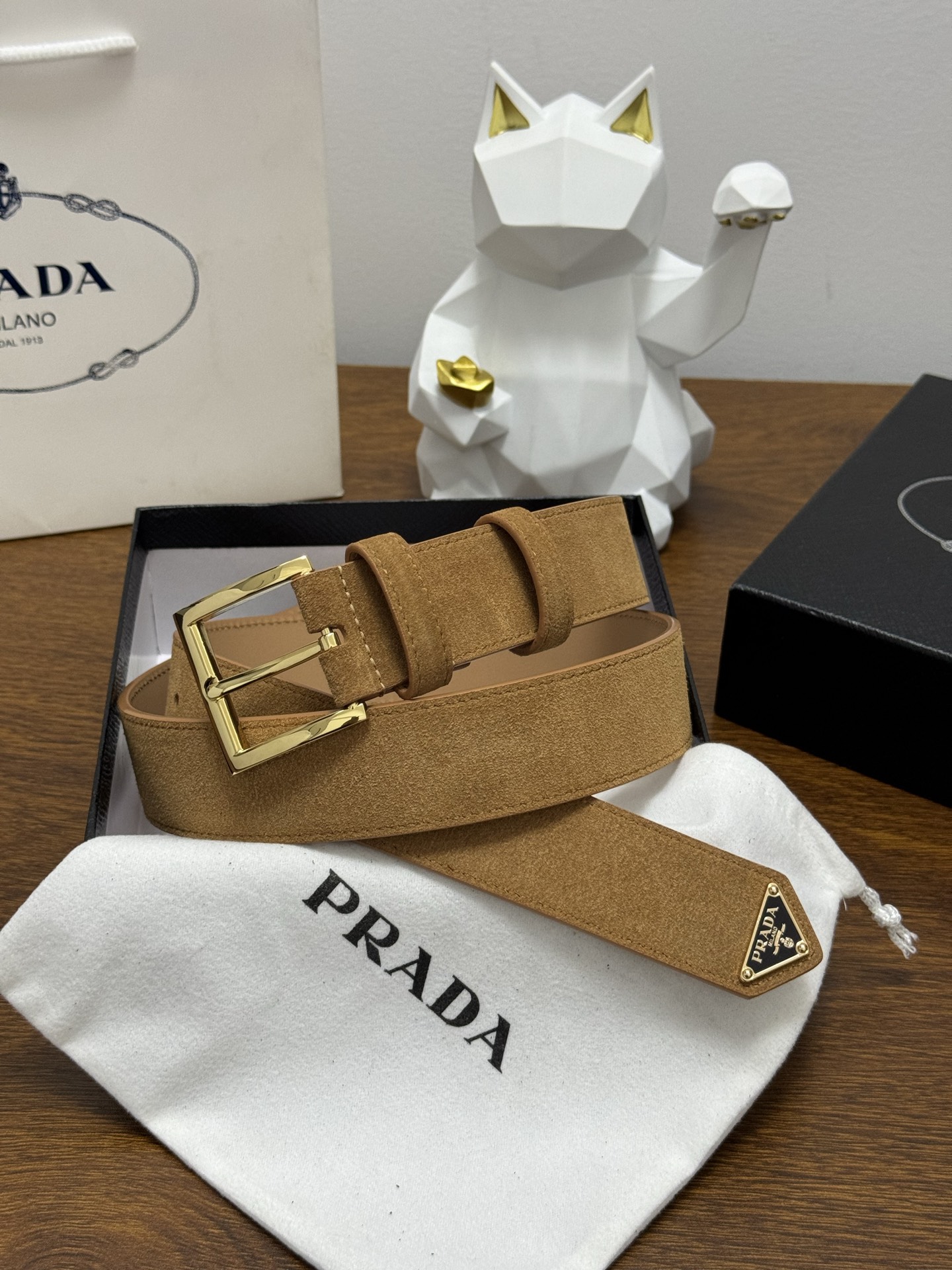 PRADA 3.5cm 颜色：土黄绒面皮革腰带风格简约之作末端醒目装饰涂珐琅三角形金属徽标 每个细节都体