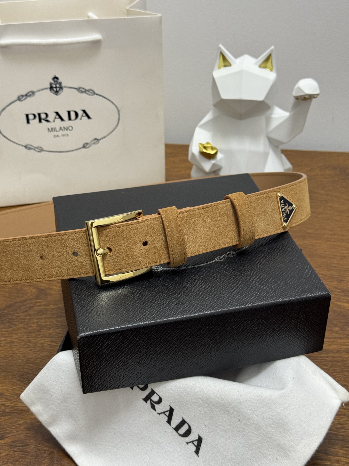PRADA 3.5cm 颜色：土黄绒面皮革腰带风格简约之作末端醒目装饰涂珐琅三角形金属徽标 每个细节都体