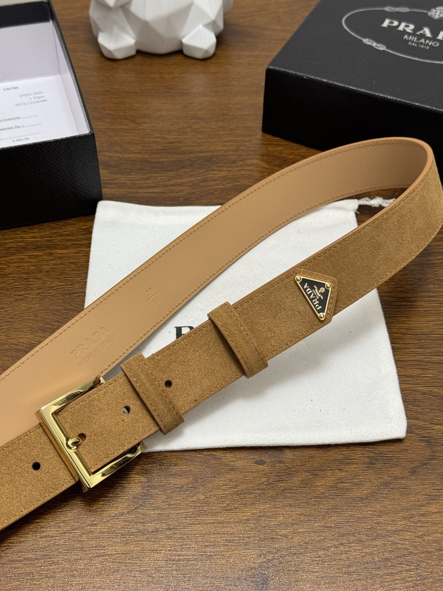 PRADA 3.5cm 颜色：土黄绒面皮革腰带风格简约之作末端醒目装饰涂珐琅三角形金属徽标 每个细节都体