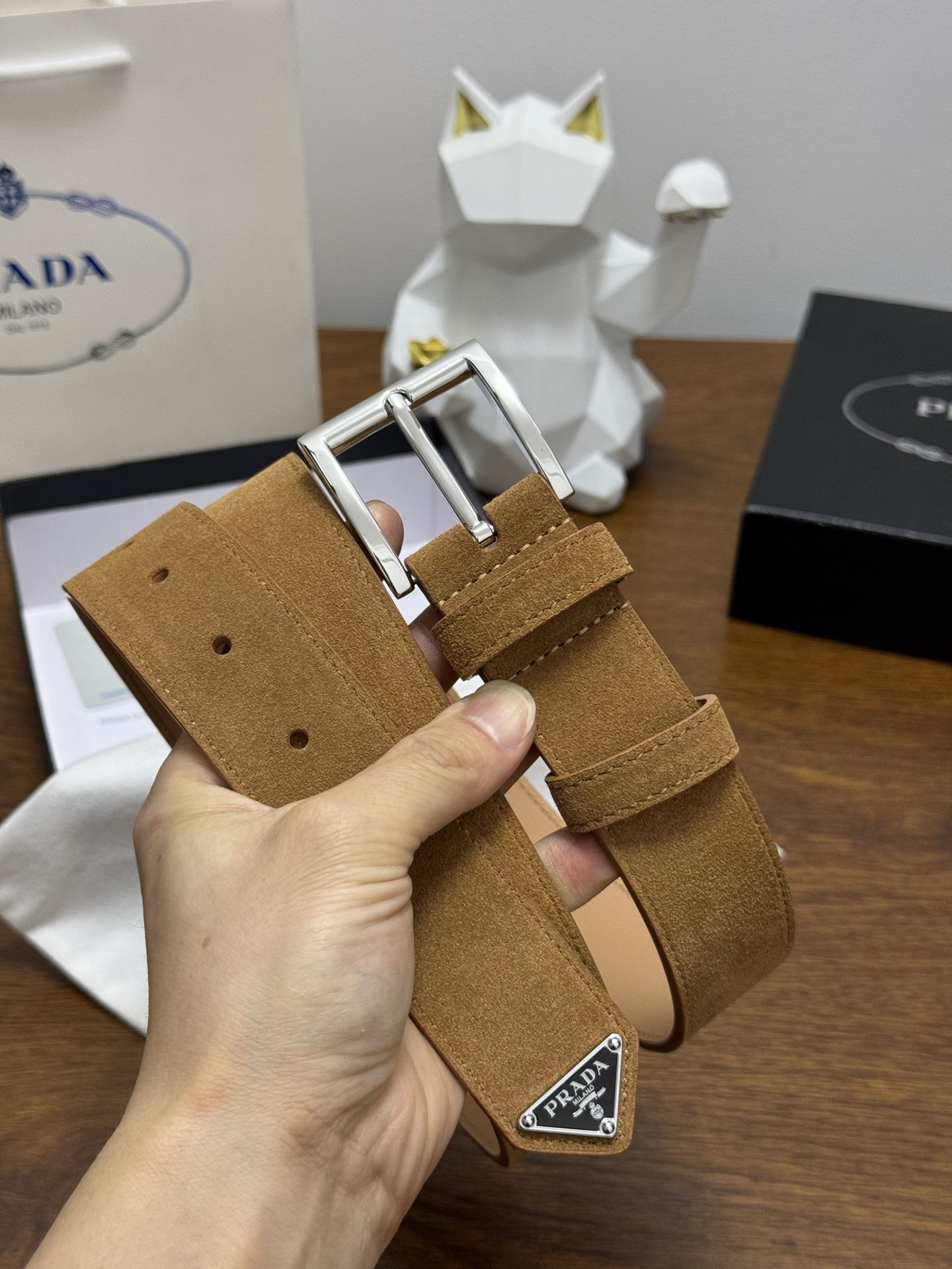 PRADA 3.5cm 颜色：土黄绒面皮革腰带风格简约之作末端醒目装饰涂珐琅三角形金属徽标 每个细节都体
