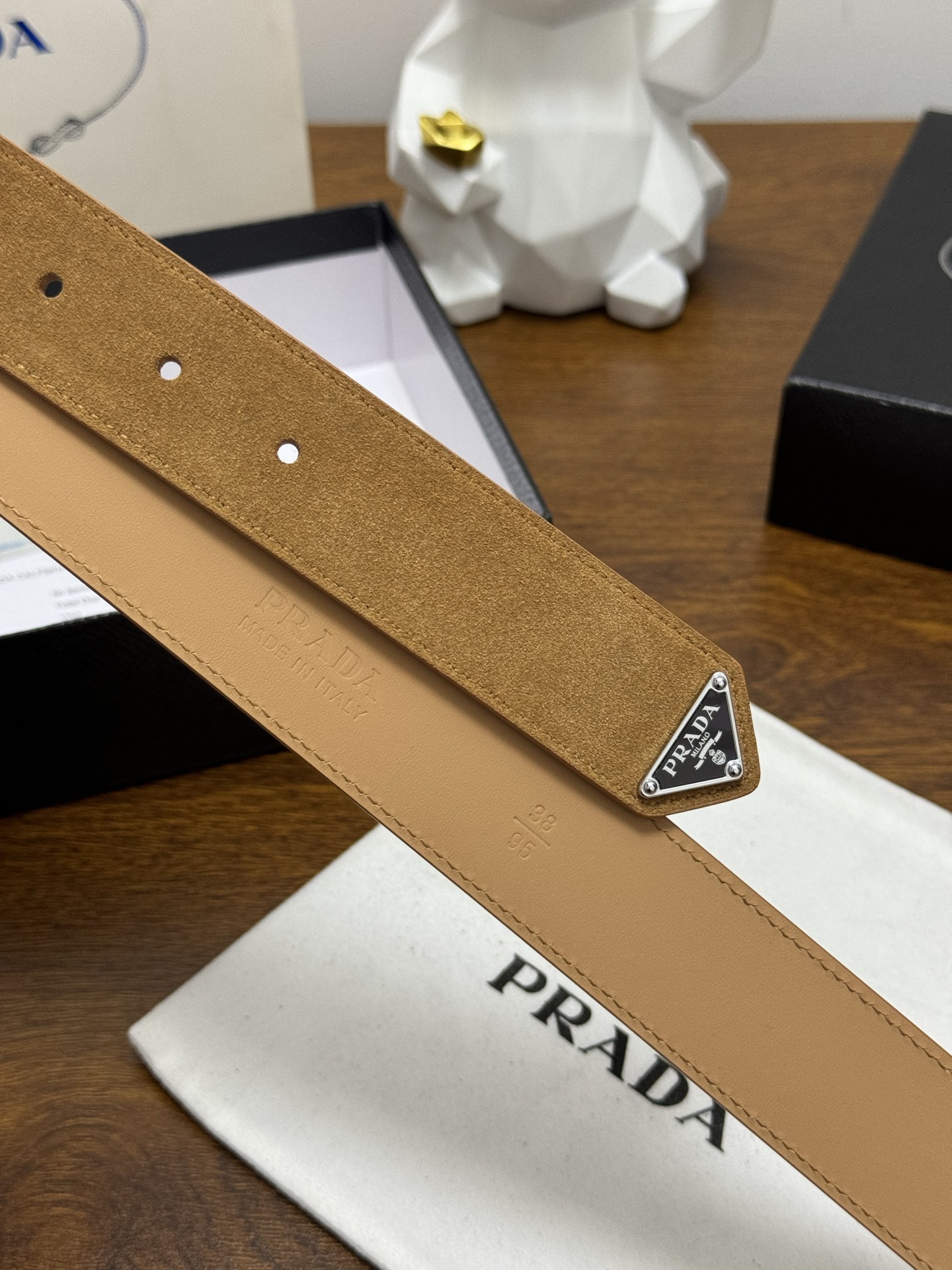 PRADA 3.5cm 颜色：土黄绒面皮革腰带风格简约之作末端醒目装饰涂珐琅三角形金属徽标 每个细节都体