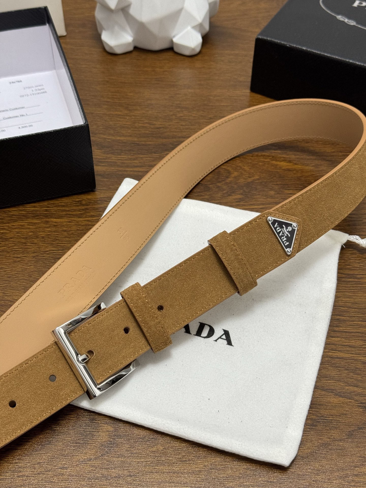 PRADA 3.5cm 颜色：土黄绒面皮革腰带风格简约之作末端醒目装饰涂珐琅三角形金属徽标 每个细节都体