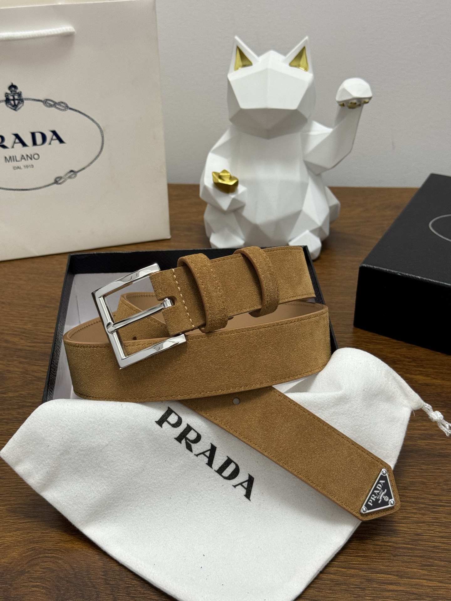 PRADA 3.5cm 颜色：土黄绒面皮革腰带风格简约之作末端醒目装饰涂珐琅三角形金属徽标 每个细节都体