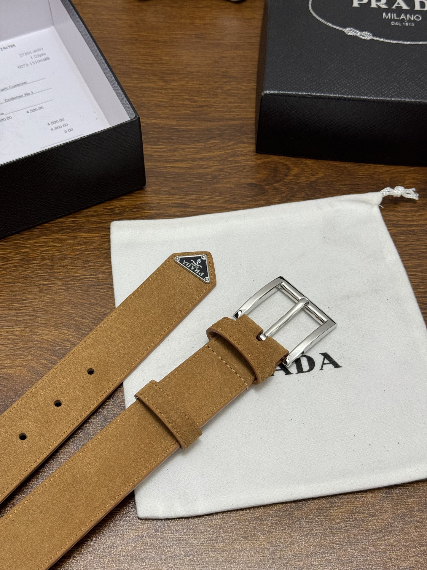 PRADA 3.5cm 颜色：土黄绒面皮革腰带风格简约之作末端醒目装饰涂珐琅三角形金属徽标 每个细节都体