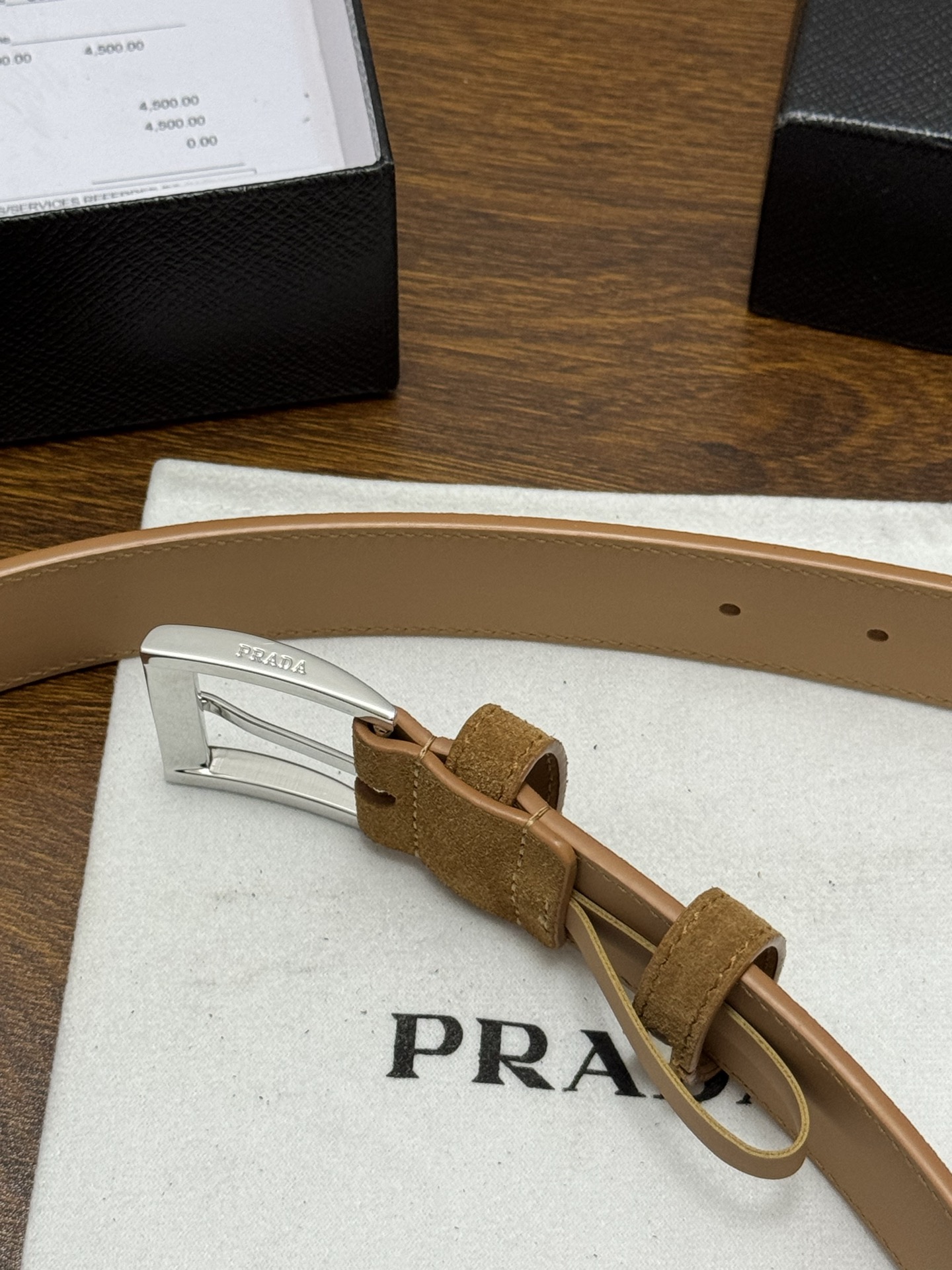 PRADA 3.5cm 颜色：土黄绒面皮革腰带风格简约之作末端醒目装饰涂珐琅三角形金属徽标 每个细节都体