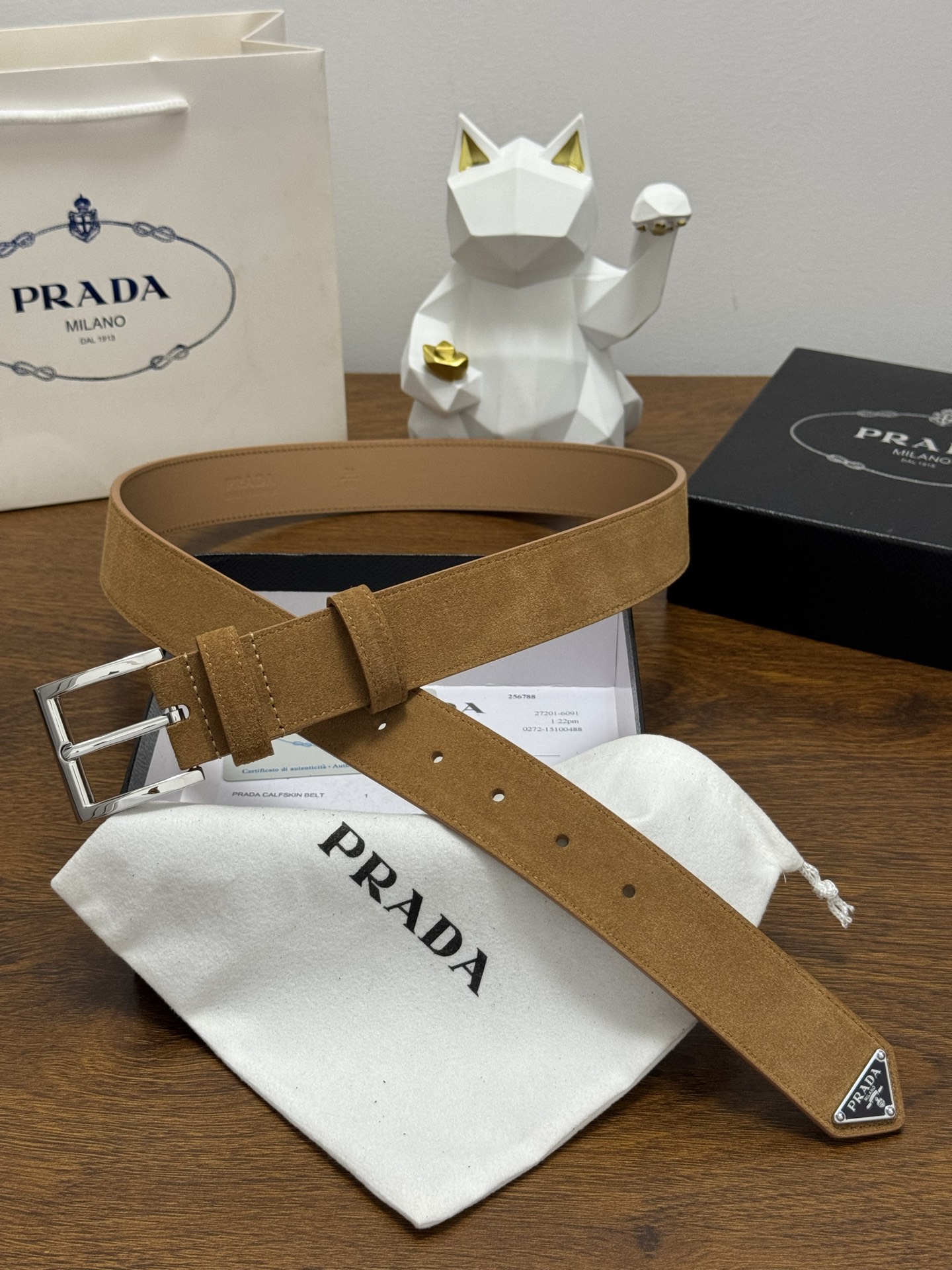 PRADA 3.5cm 颜色：土黄绒面皮革腰带风格简约之作末端醒目装饰涂珐琅三角形金属徽标 每个细节都体