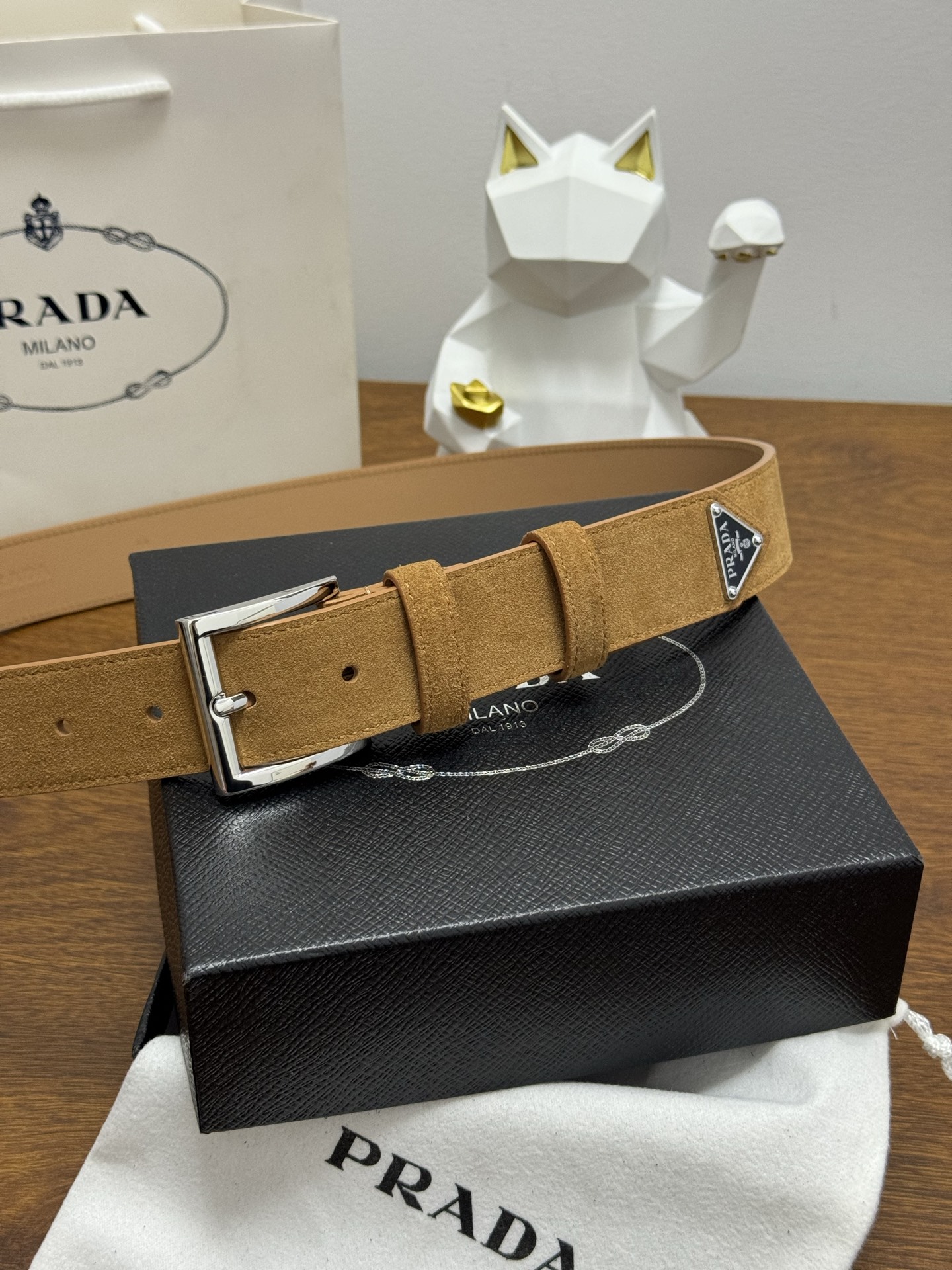PRADA 3.5cm 颜色：土黄绒面皮革腰带风格简约之作末端醒目装饰涂珐琅三角形金属徽标 每个细节都体