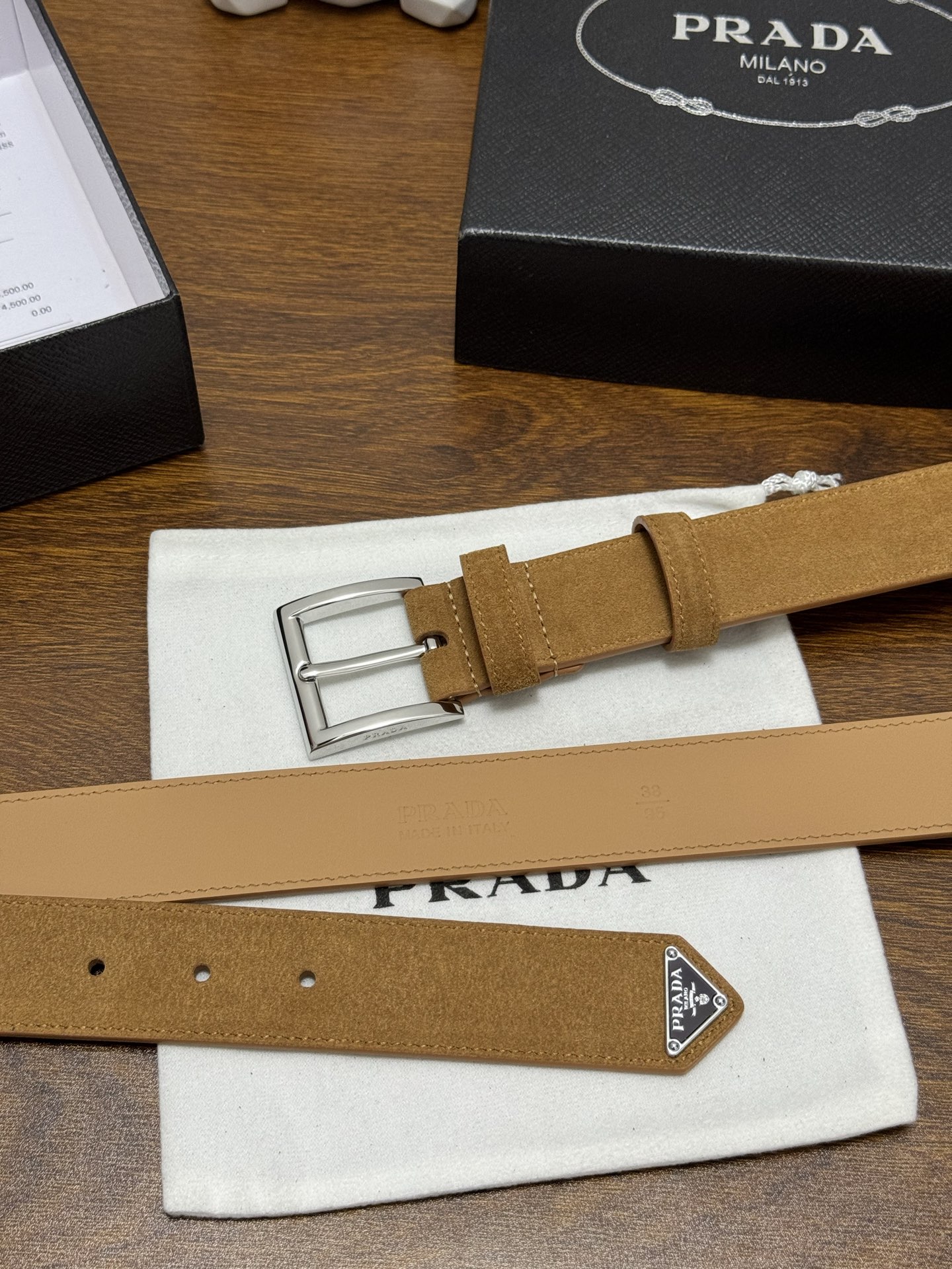 PRADA 3.5cm 颜色：土黄绒面皮革腰带风格简约之作末端醒目装饰涂珐琅三角形金属徽标 每个细节都体