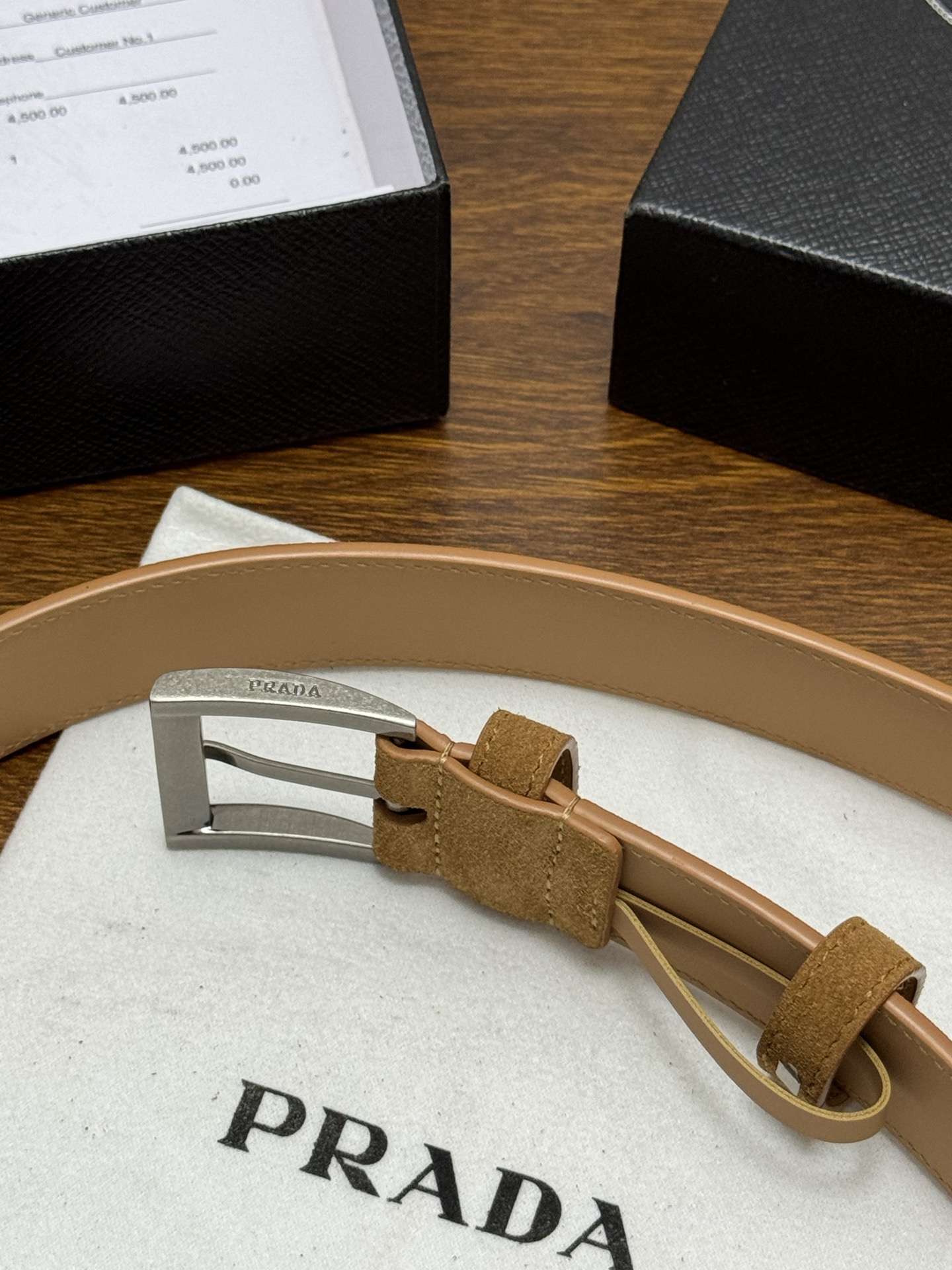 PRADA 3.5cm 颜色：土黄绒面皮革腰带风格简约之作末端醒目装饰涂珐琅三角形金属徽标 每个细节都体