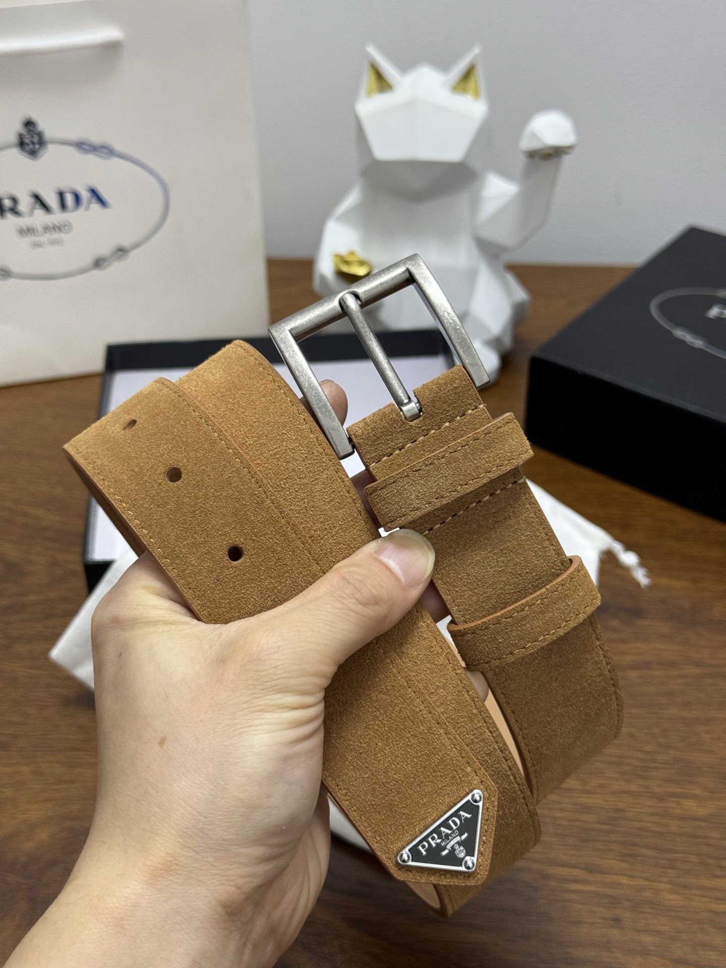 PRADA 3.5cm 颜色：土黄绒面皮革腰带风格简约之作末端醒目装饰涂珐琅三角形金属徽标 每个细节都体