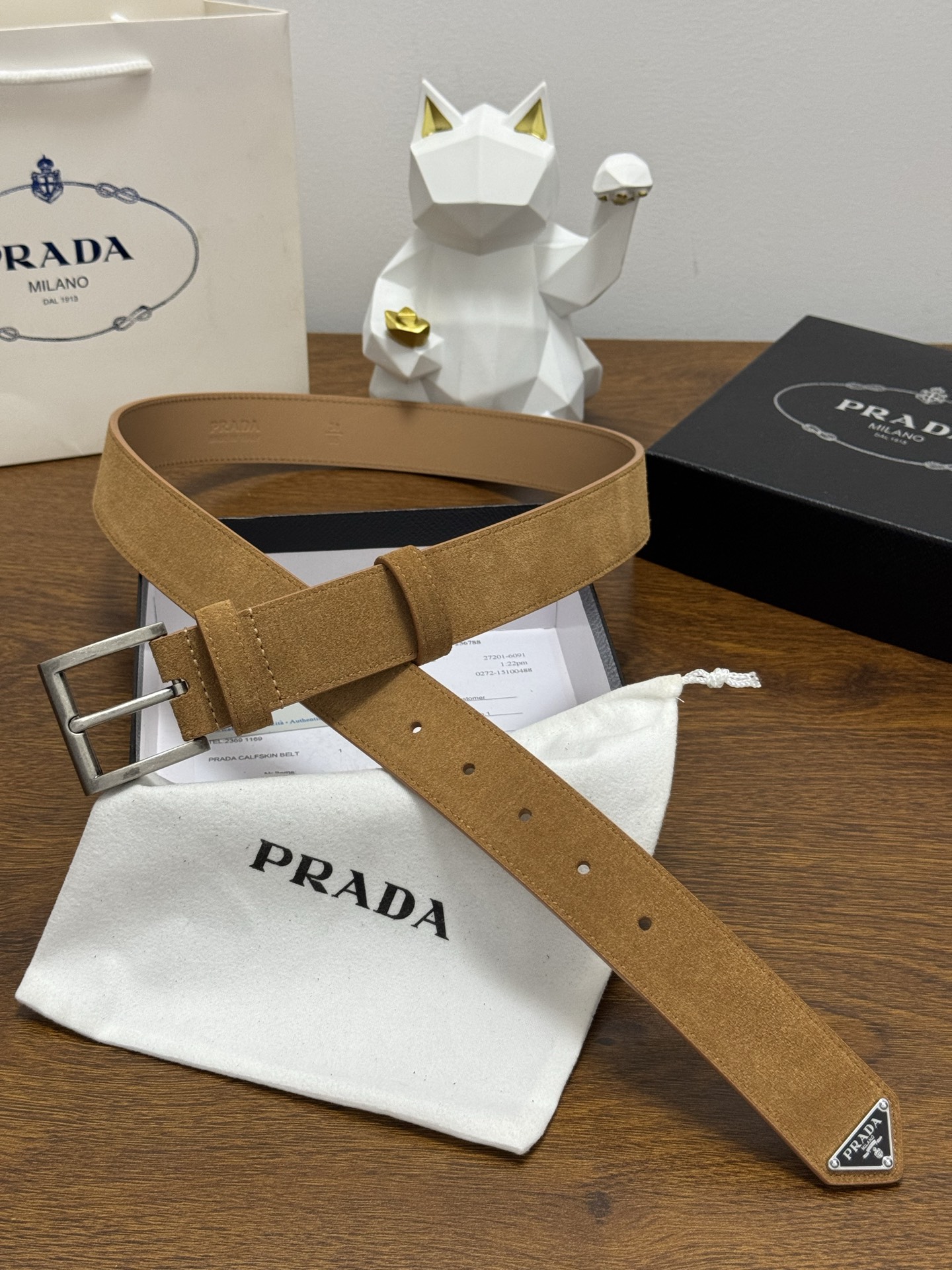 PRADA 3.5cm 颜色：土黄绒面皮革腰带风格简约之作末端醒目装饰涂珐琅三角形金属徽标 每个细节都体