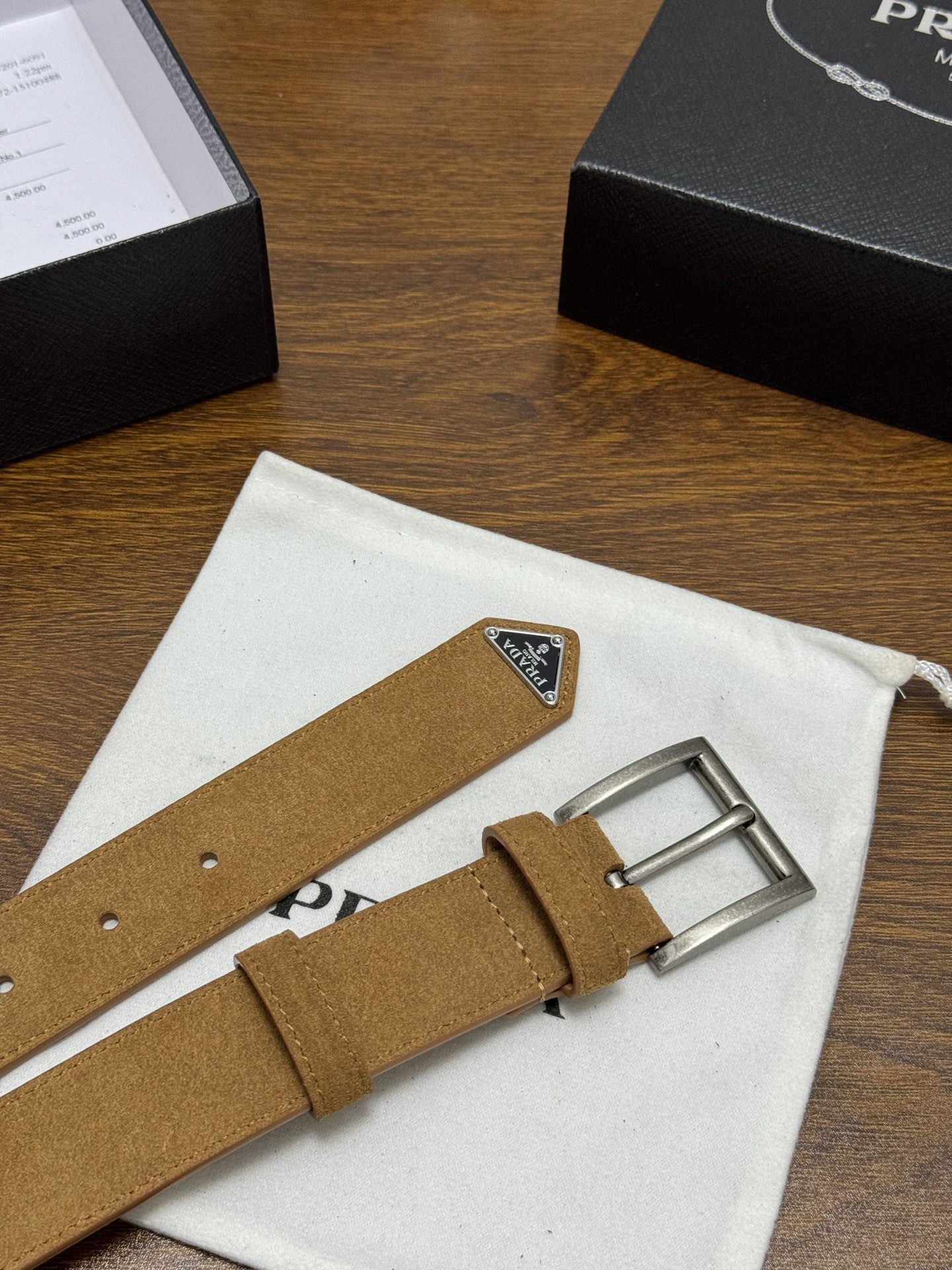 PRADA 3.5cm 颜色：土黄绒面皮革腰带风格简约之作末端醒目装饰涂珐琅三角形金属徽标 每个细节都体