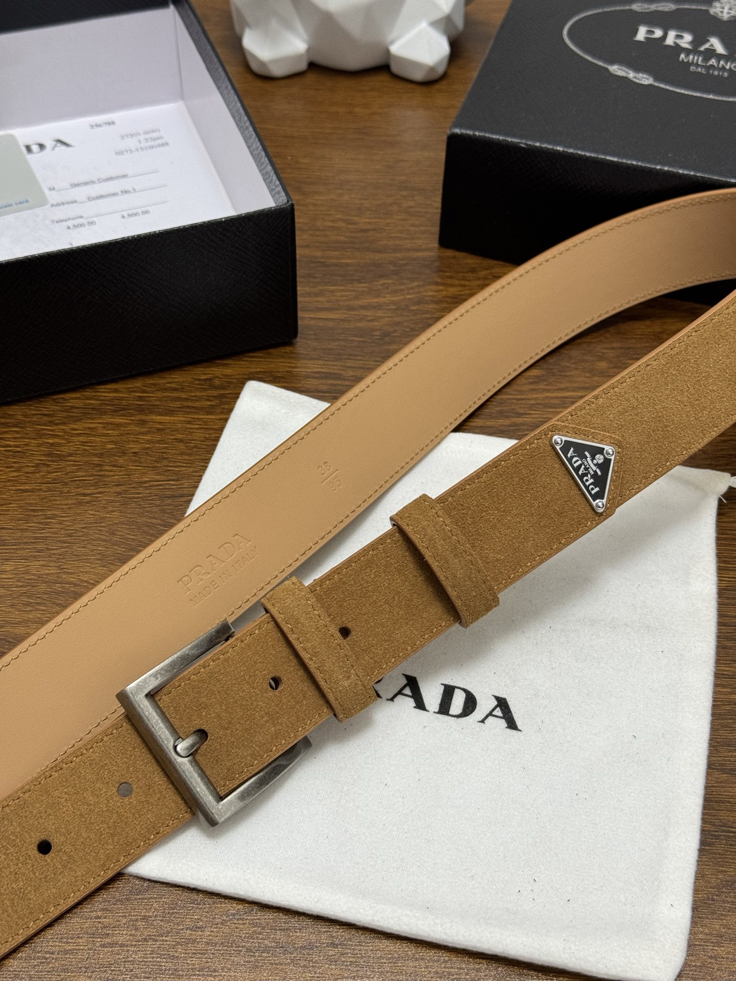 PRADA 3.5cm 颜色：土黄绒面皮革腰带风格简约之作末端醒目装饰涂珐琅三角形金属徽标 每个细节都体