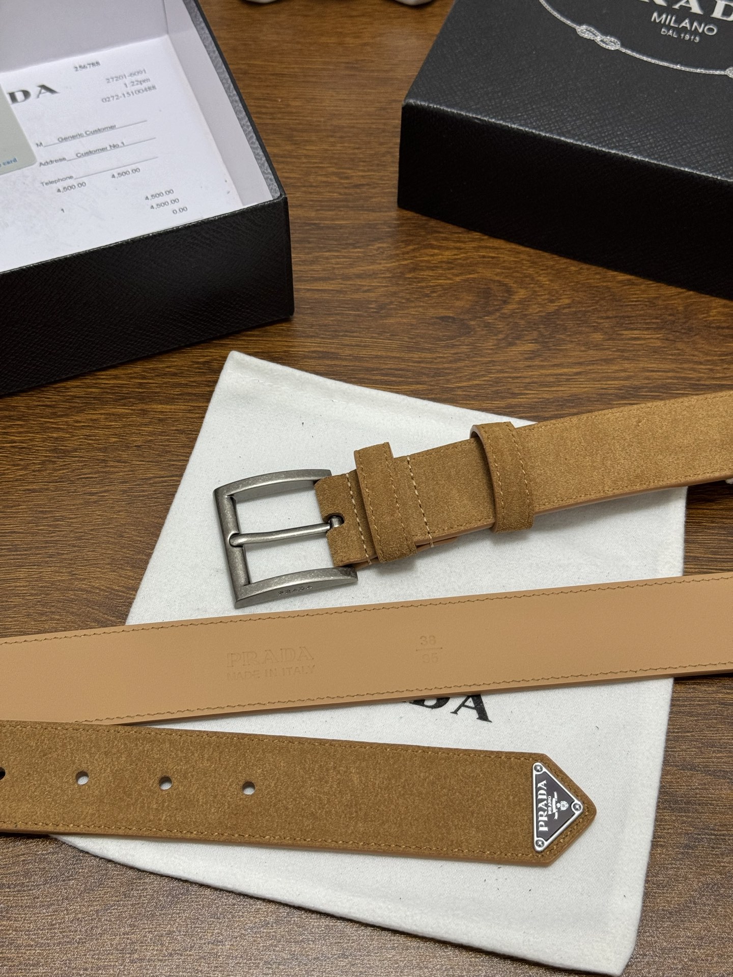 PRADA 3.5cm 颜色：土黄绒面皮革腰带风格简约之作末端醒目装饰涂珐琅三角形金属徽标 每个细节都体