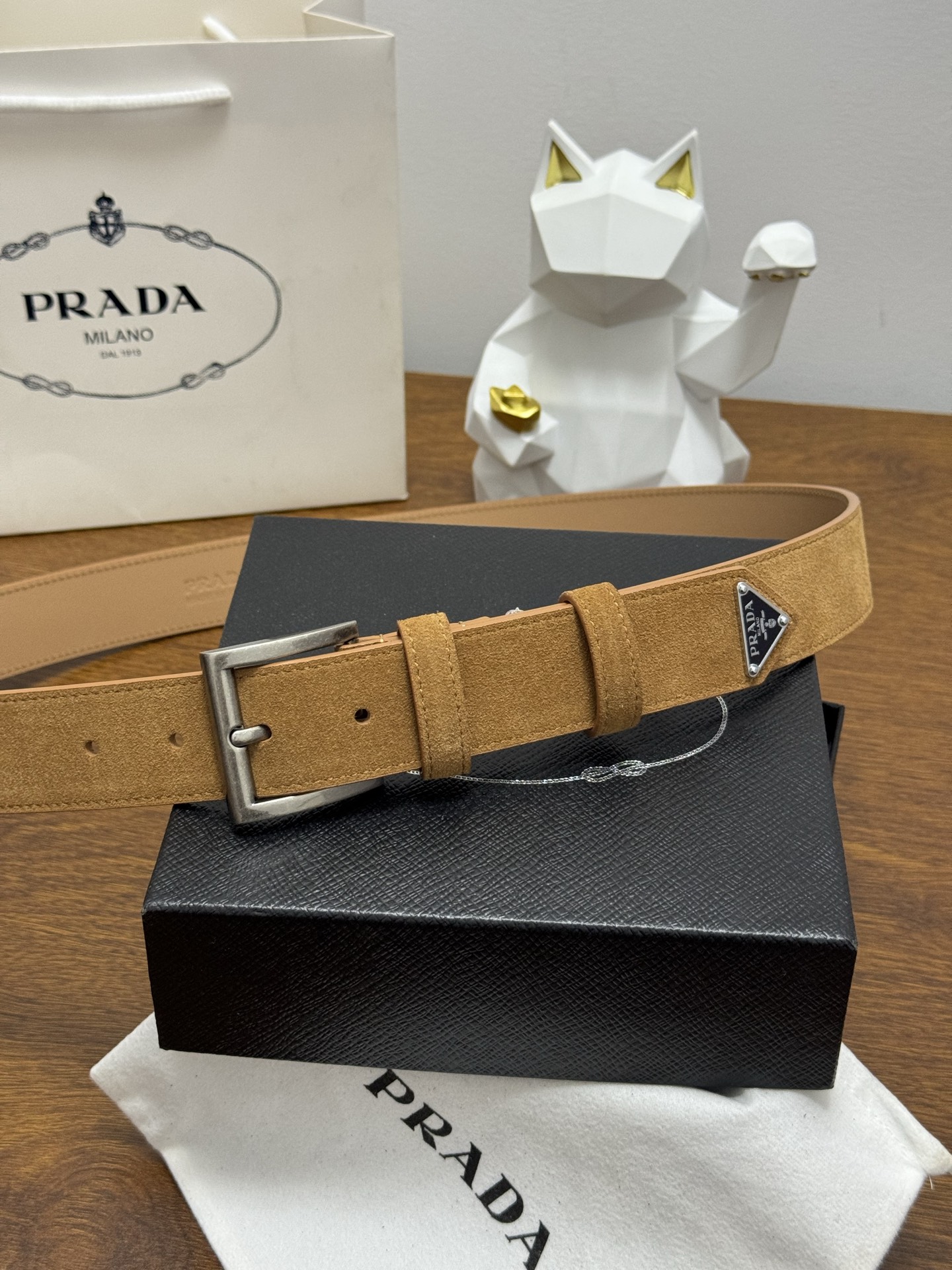 PRADA 3.5cm 颜色：土黄绒面皮革腰带风格简约之作末端醒目装饰涂珐琅三角形金属徽标 每个细节都体