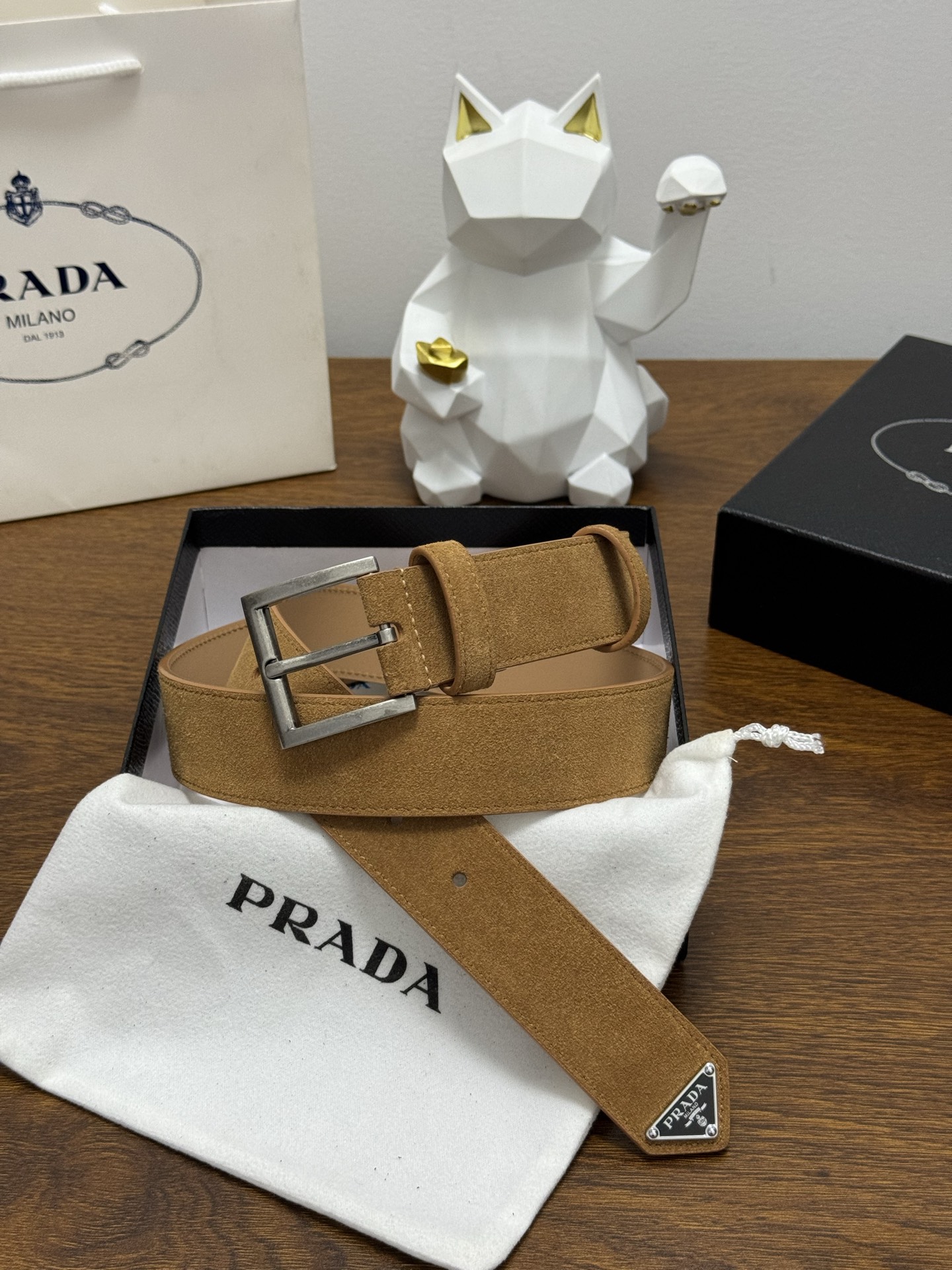 PRADA 3.5cm 颜色：土黄绒面皮革腰带风格简约之作末端醒目装饰涂珐琅三角形金属徽标 每个细节都体