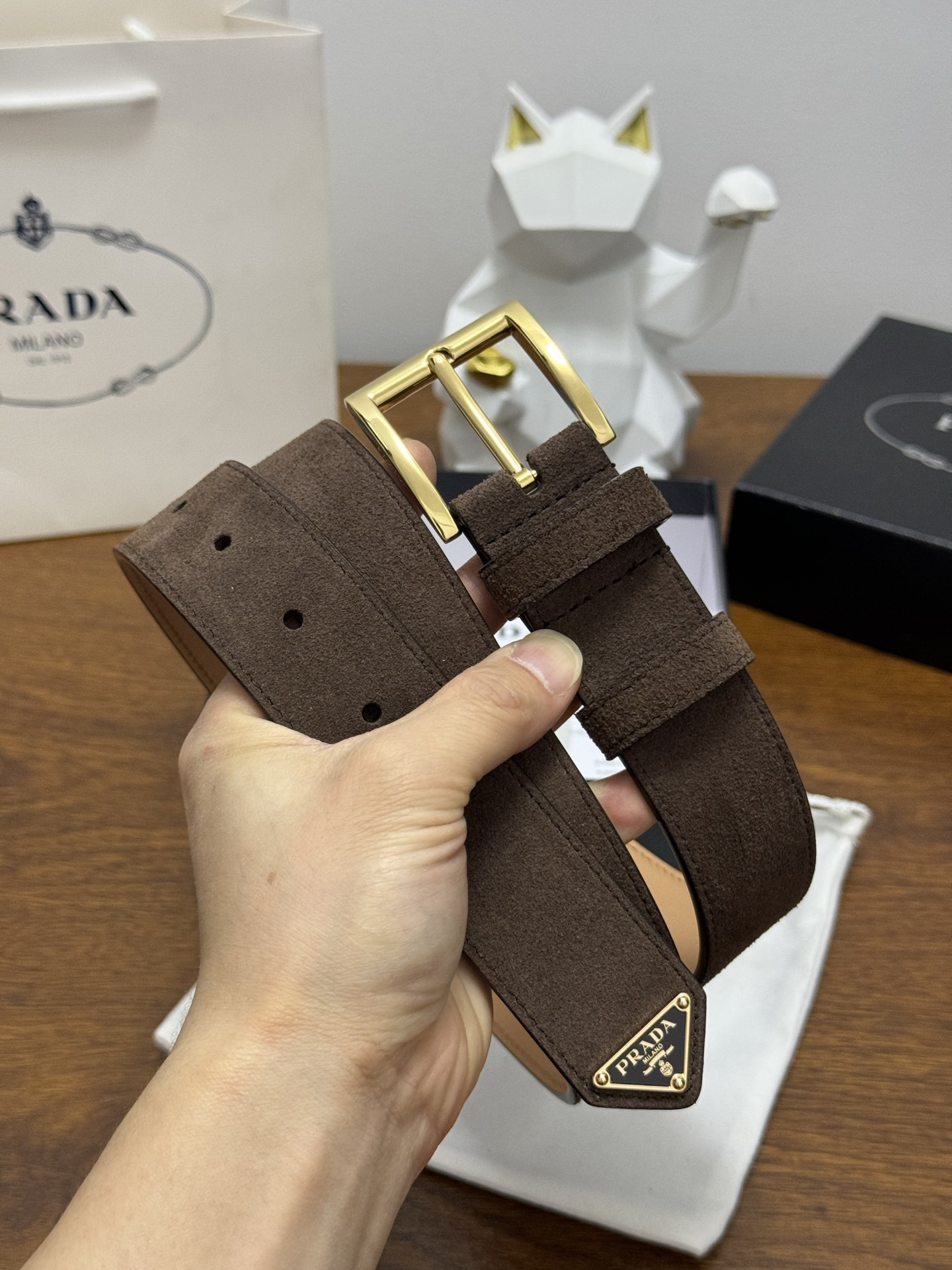 PRADA 3.5cm 颜色：咖啡绒面皮革腰带风格简约之作末端醒目装饰涂珐琅三角形金属徽标 每个细节都体