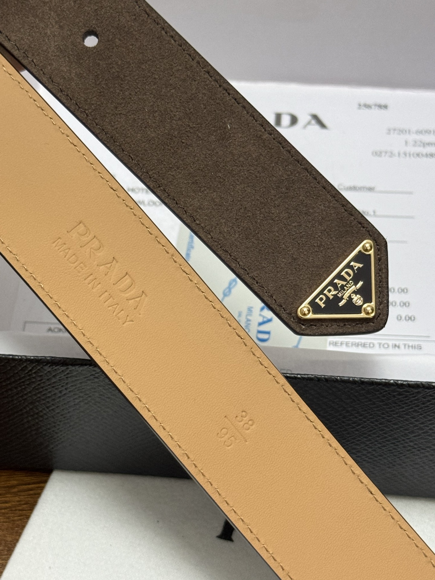 PRADA 3.5cm 颜色：咖啡绒面皮革腰带风格简约之作末端醒目装饰涂珐琅三角形金属徽标 每个细节都体