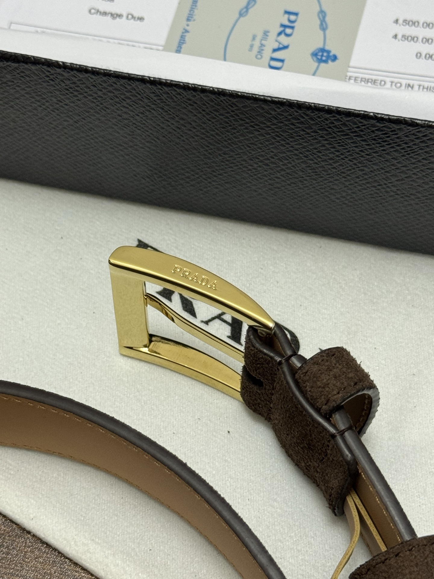 PRADA 3.5cm 颜色：咖啡绒面皮革腰带风格简约之作末端醒目装饰涂珐琅三角形金属徽标 每个细节都体